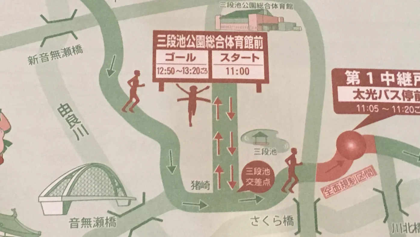 ミニストップ三段池公園前店様前交差点から店舗へと続く道