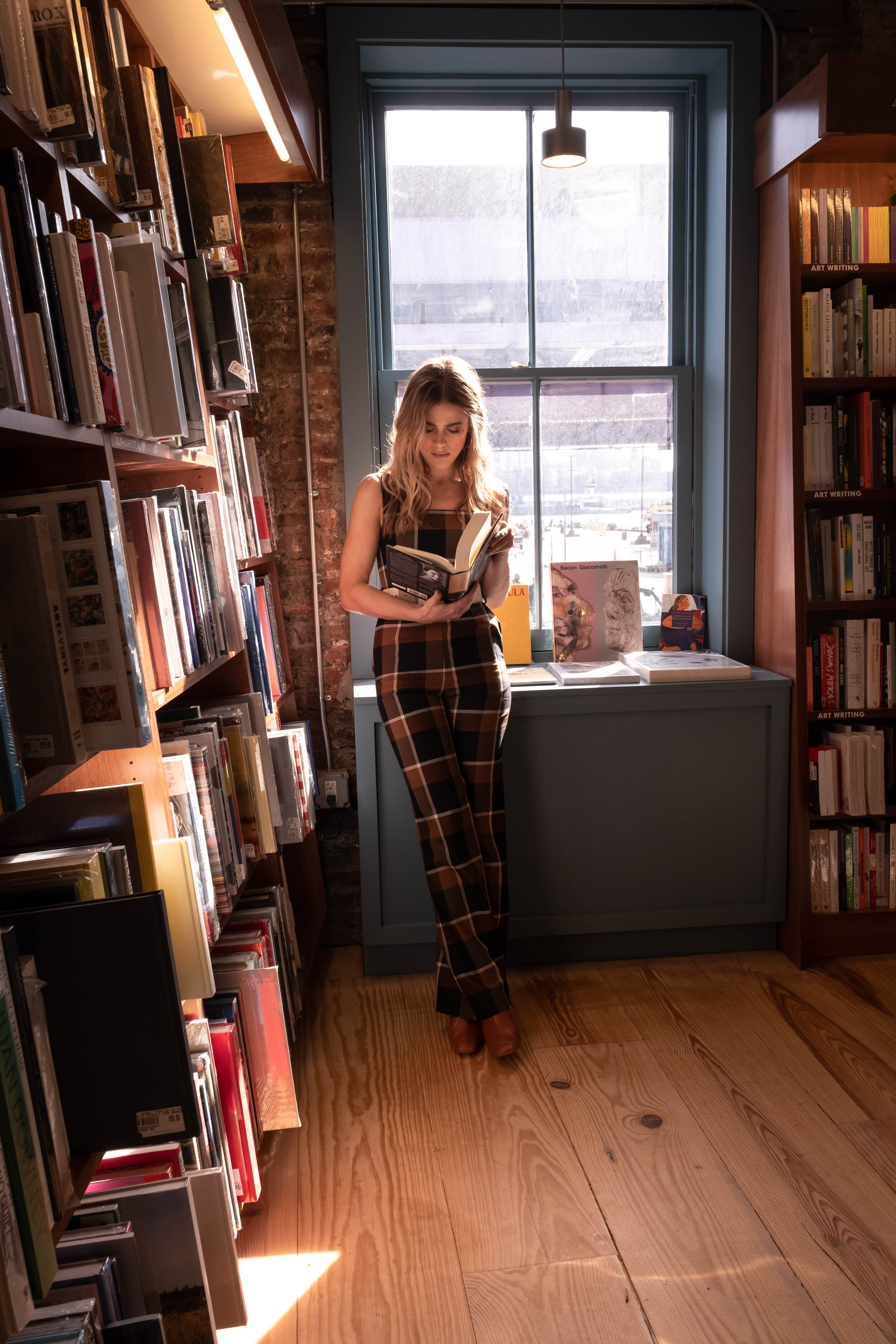 Melissa Roxburgh Takes A Walk In The South Street Seaport — Rose & Ivy