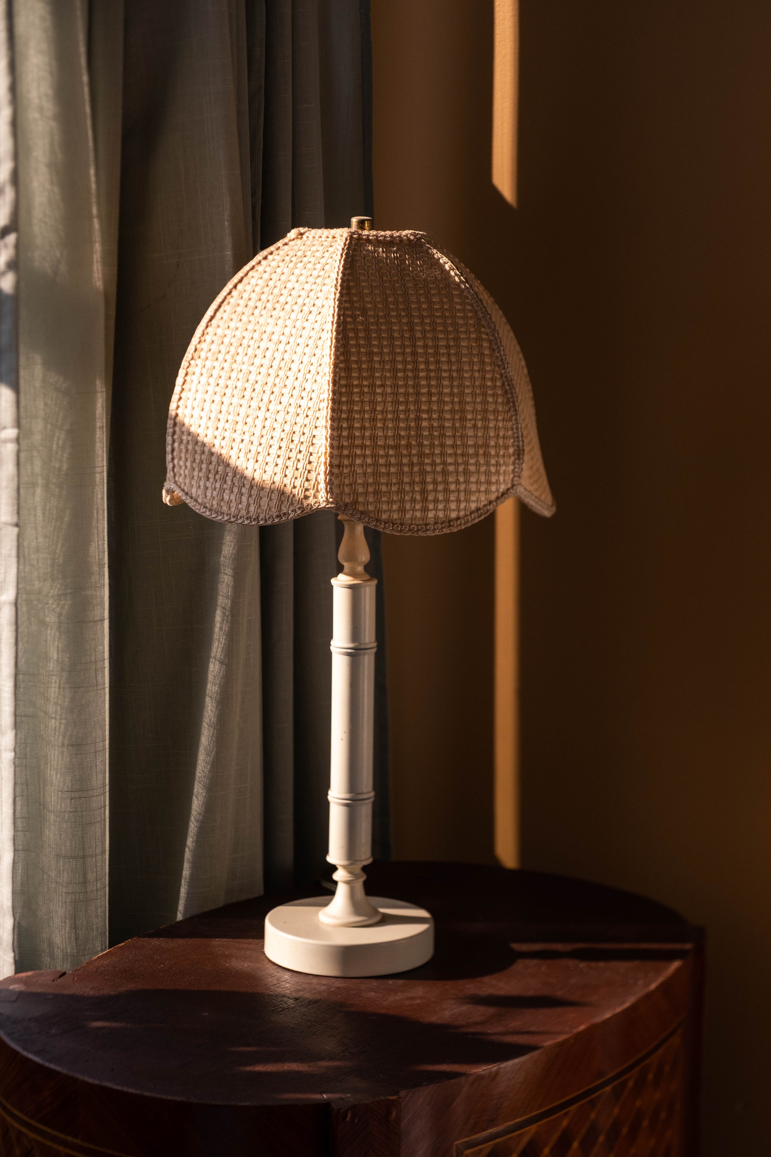 FAUX BAMBOO LAMP WITH WOVEN SHADE