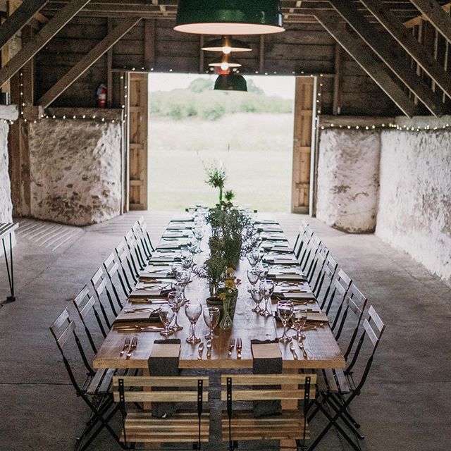 Intimate, cozy, and beautiful dinner parties just might be our favorite of all! 🖤

Design: @therevelrose 
Photo: @joshhartmanphotography 
Venue: @caterleelanau