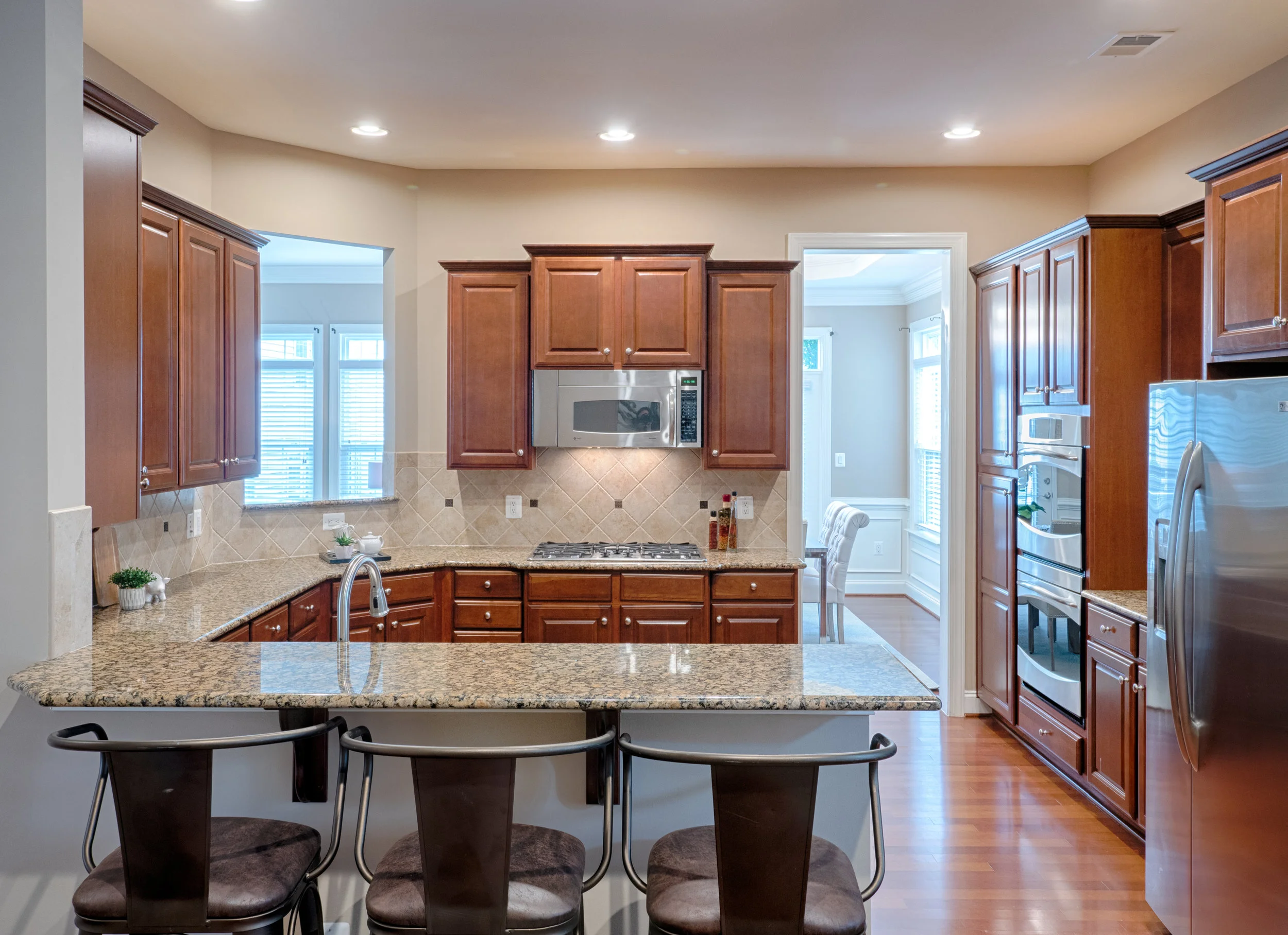 kitchen-breakfast bar.jpg