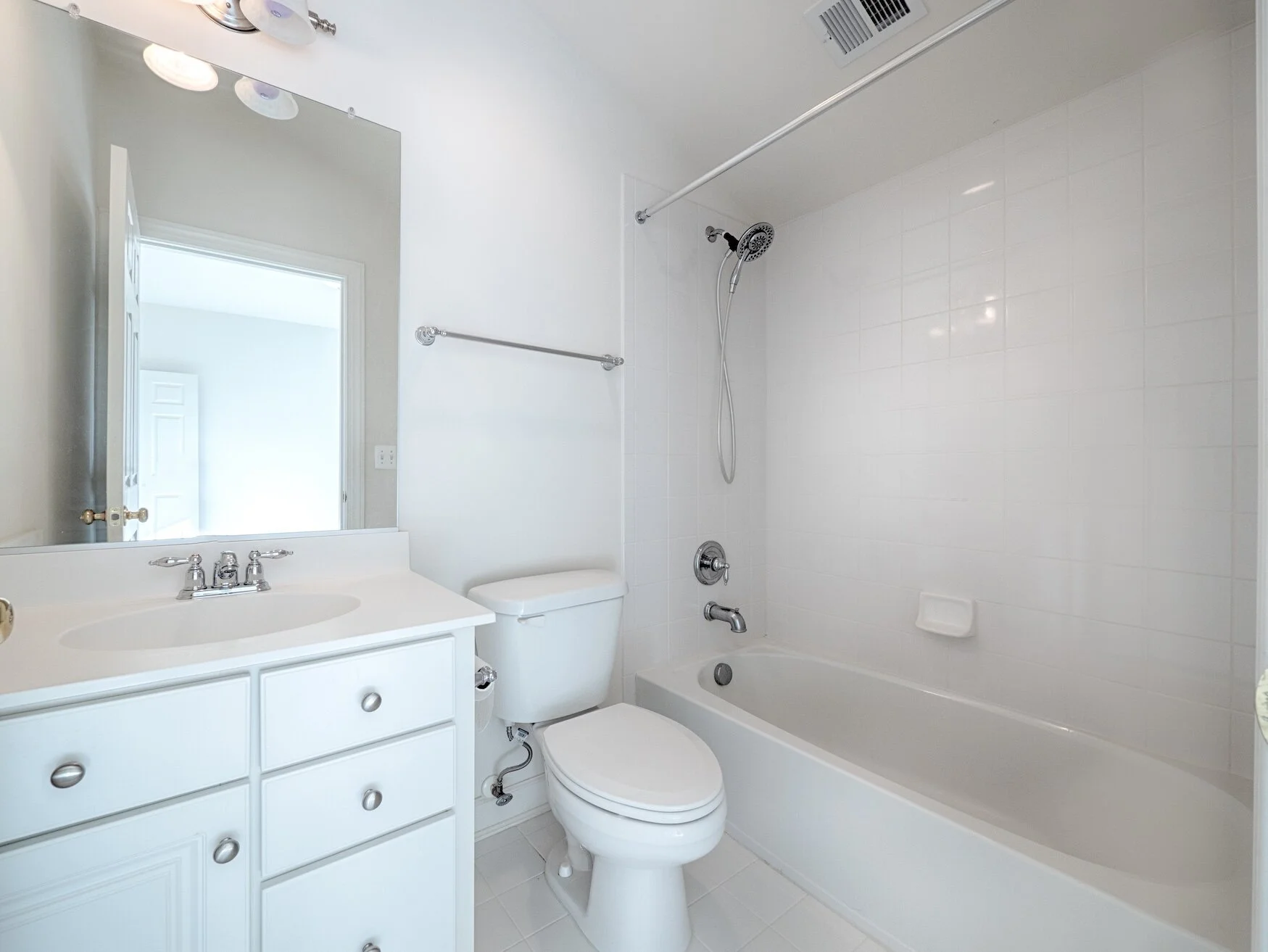 suite bathroom.jpg