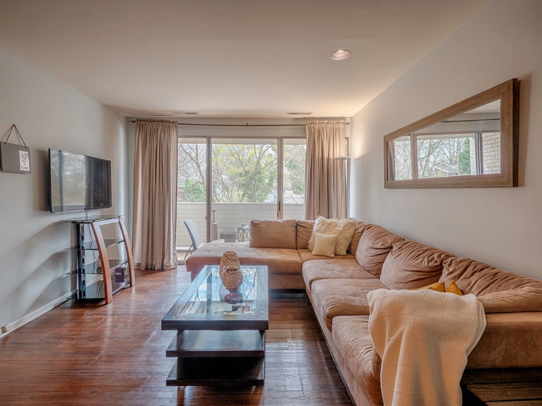02 - Living Room.jpg