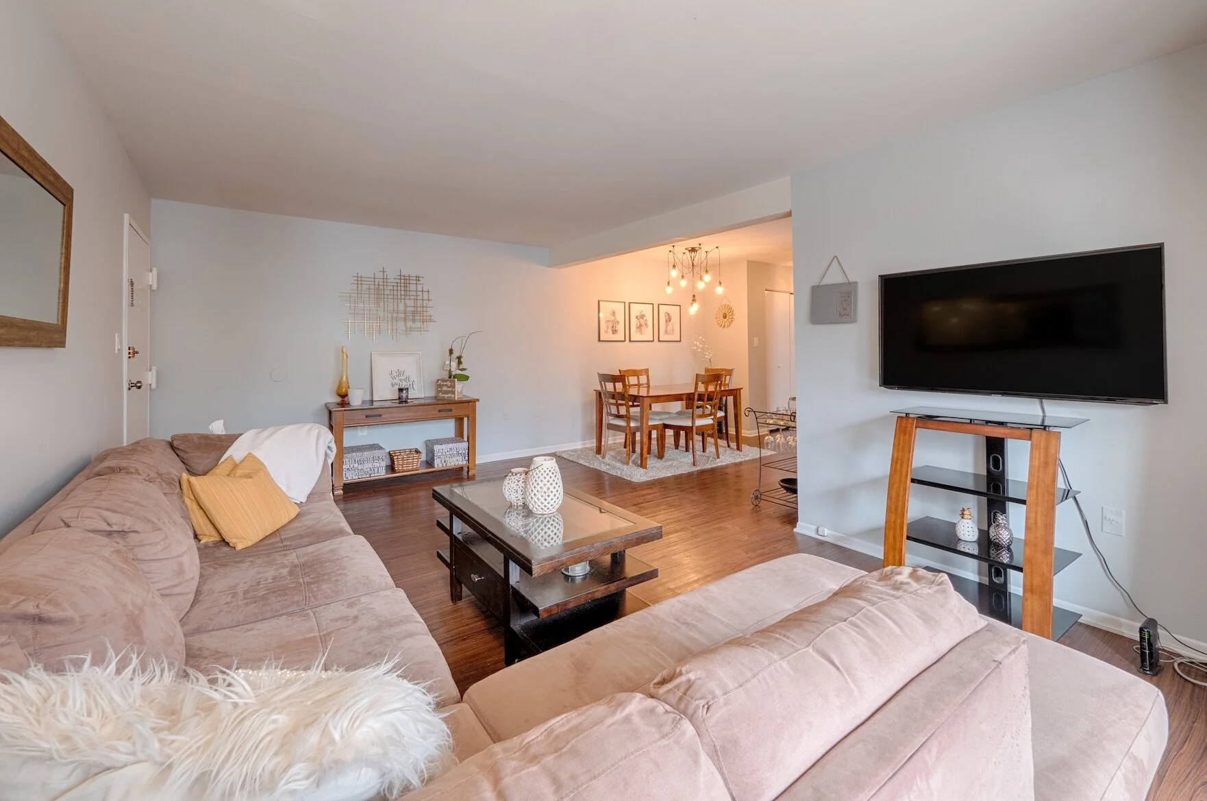04 - Living Room.jpg