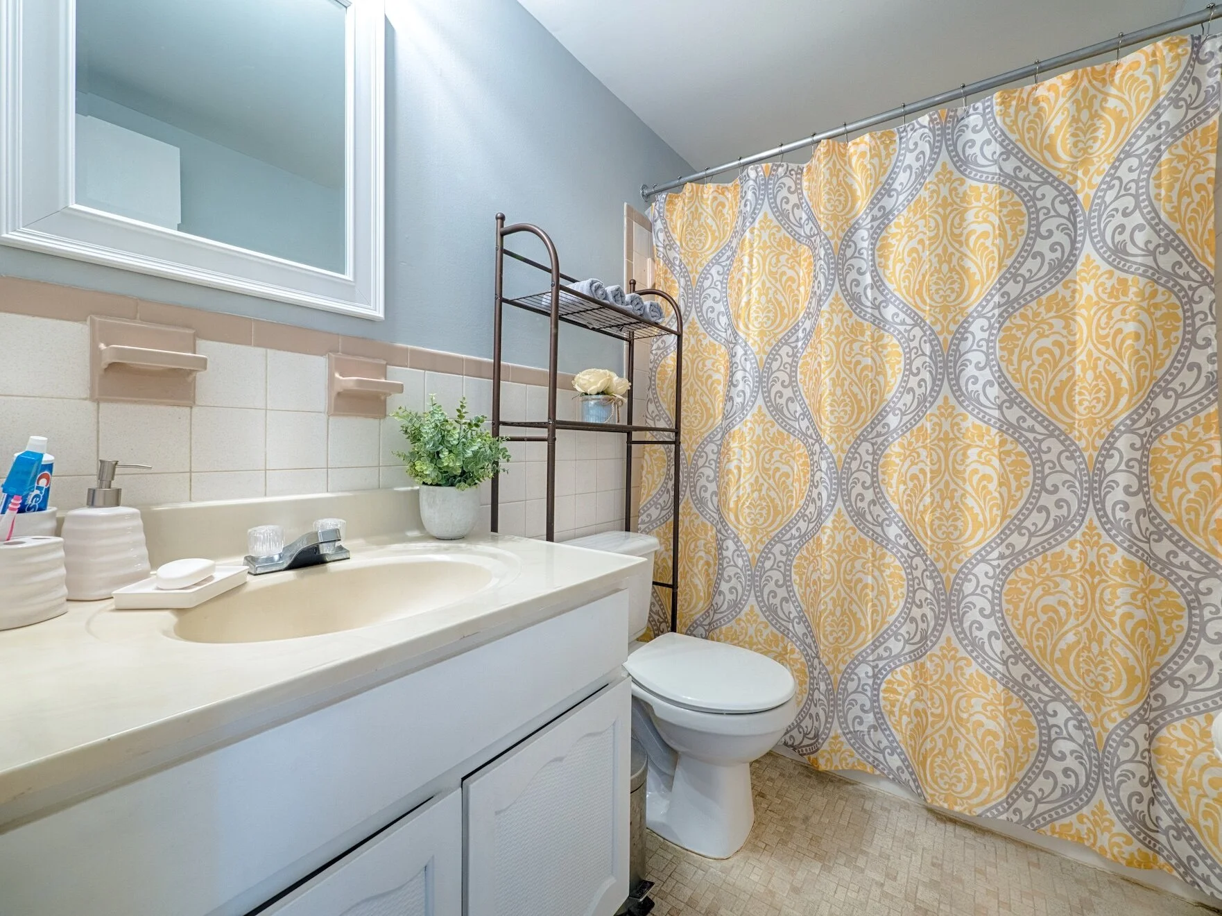 12 - Bathroom.jpg