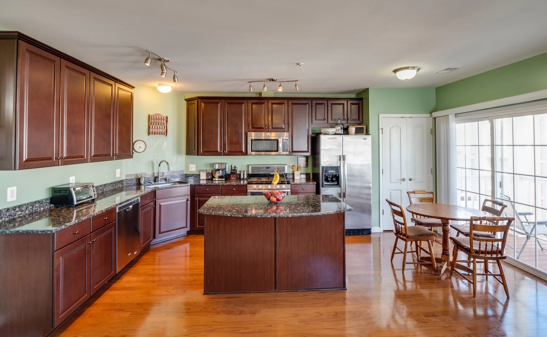 09 - Kitchen.jpg