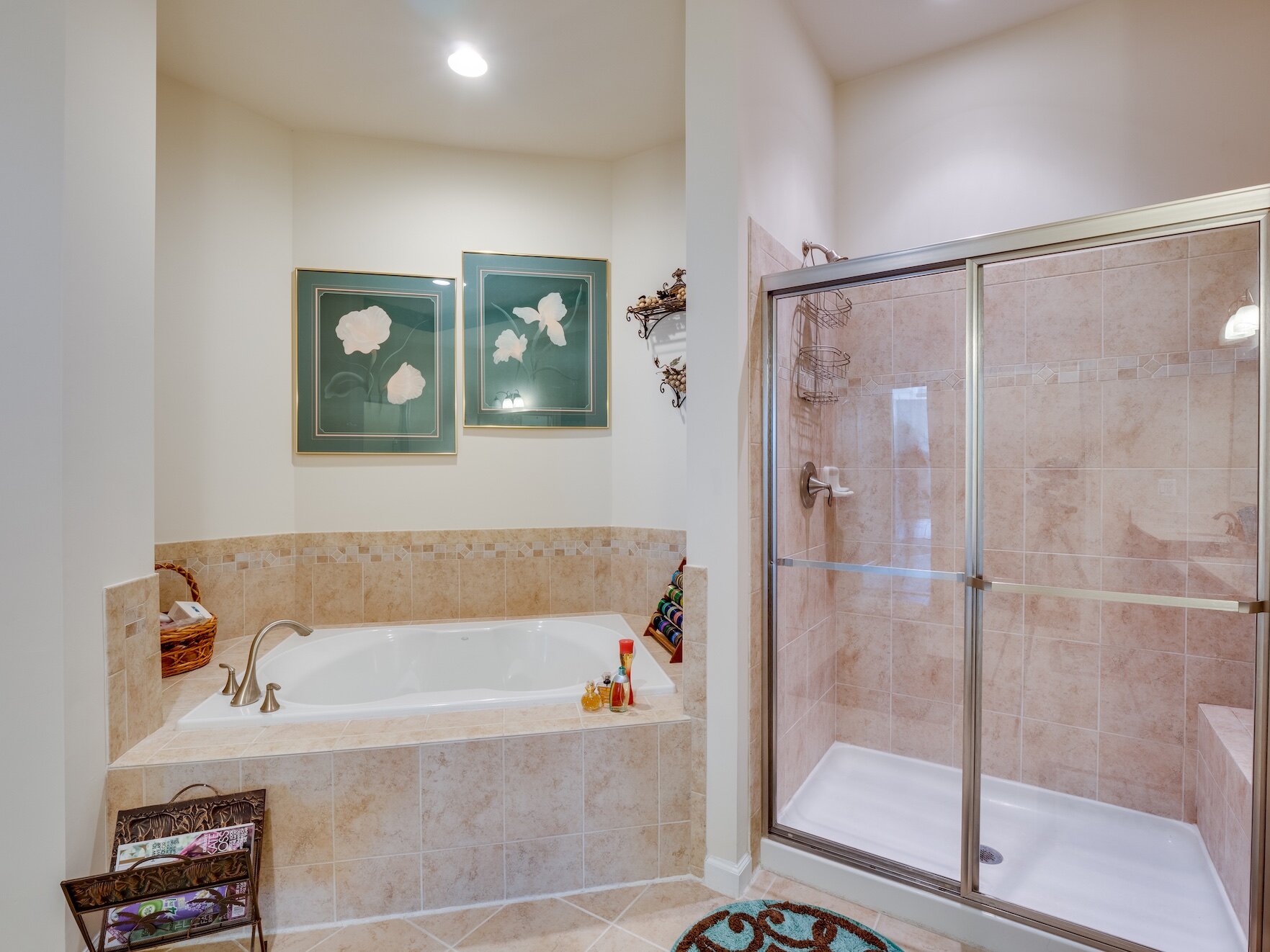 19 - Master Bathroom.jpg