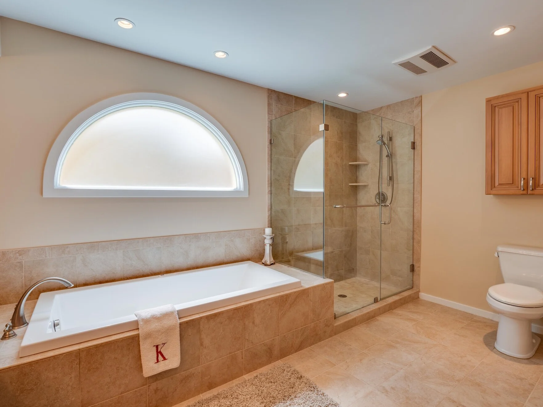 23 - Master Bathroom.jpg
