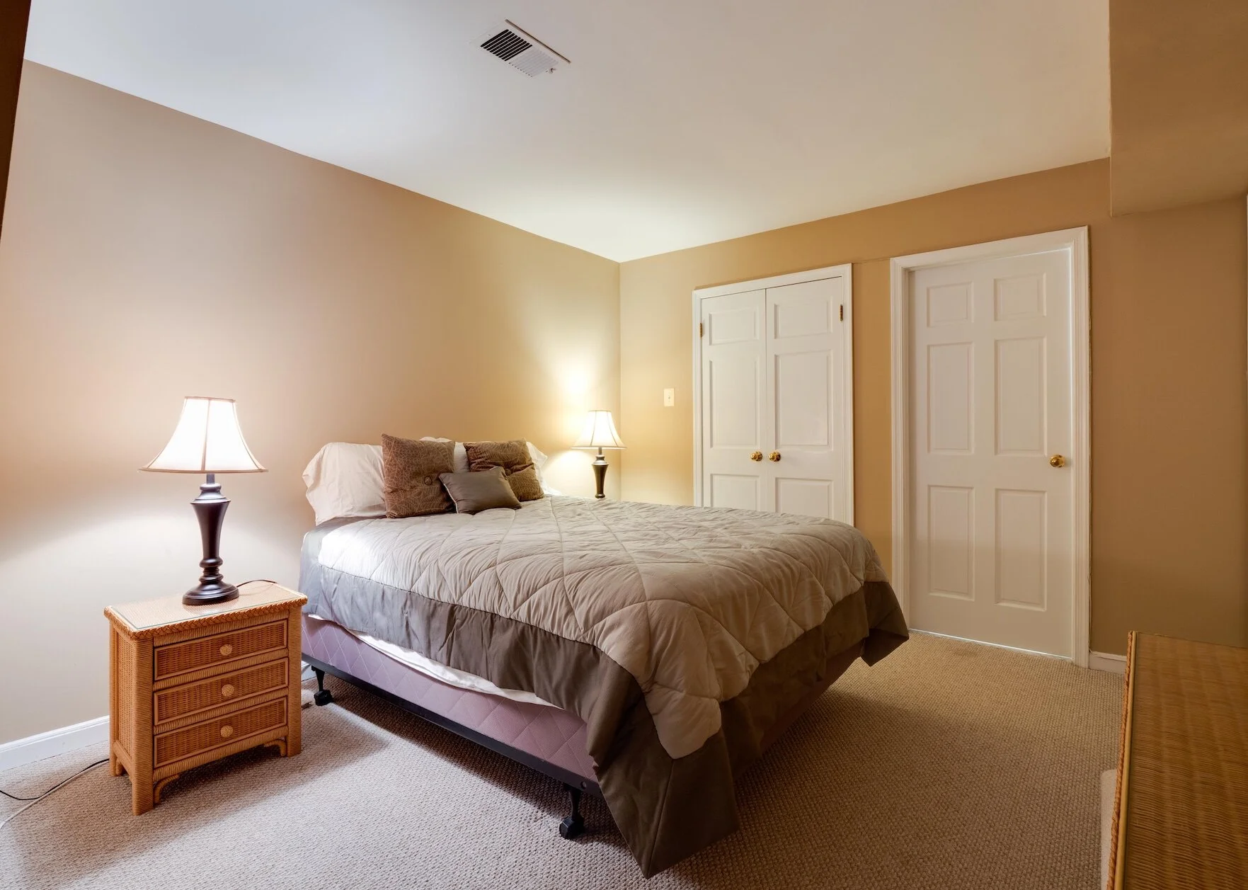 Apartment - 10 - Bedroom.jpg