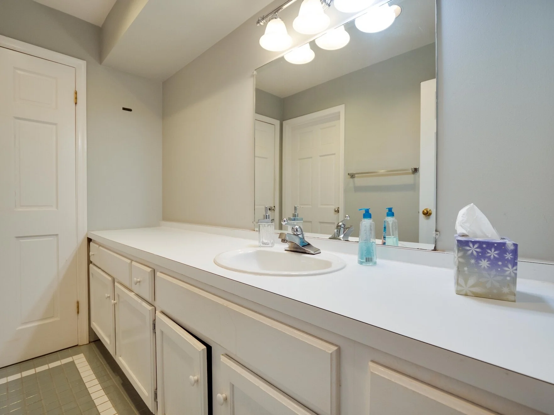 Apartment - 12 - Bathroom.jpg