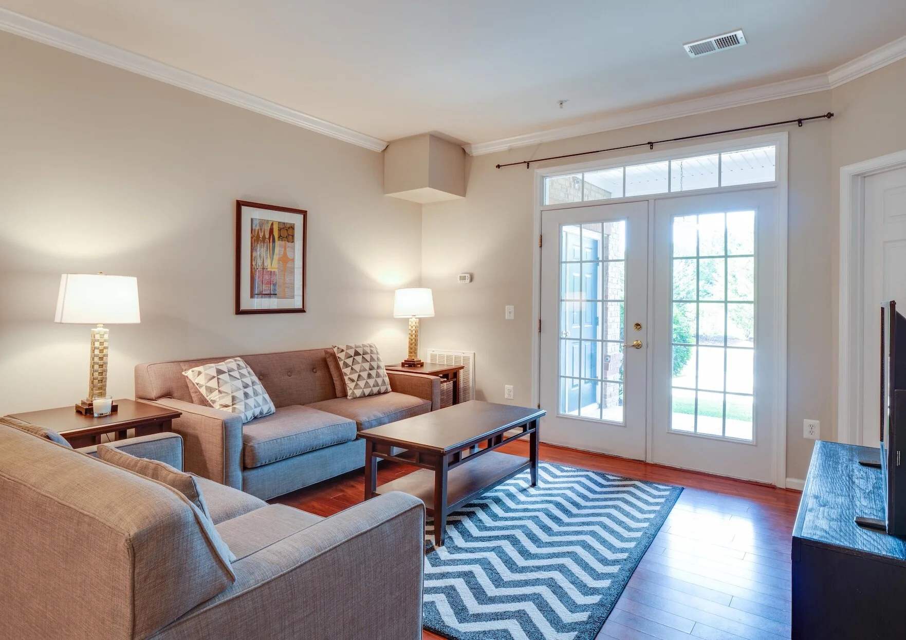 05 - Living Room.jpg