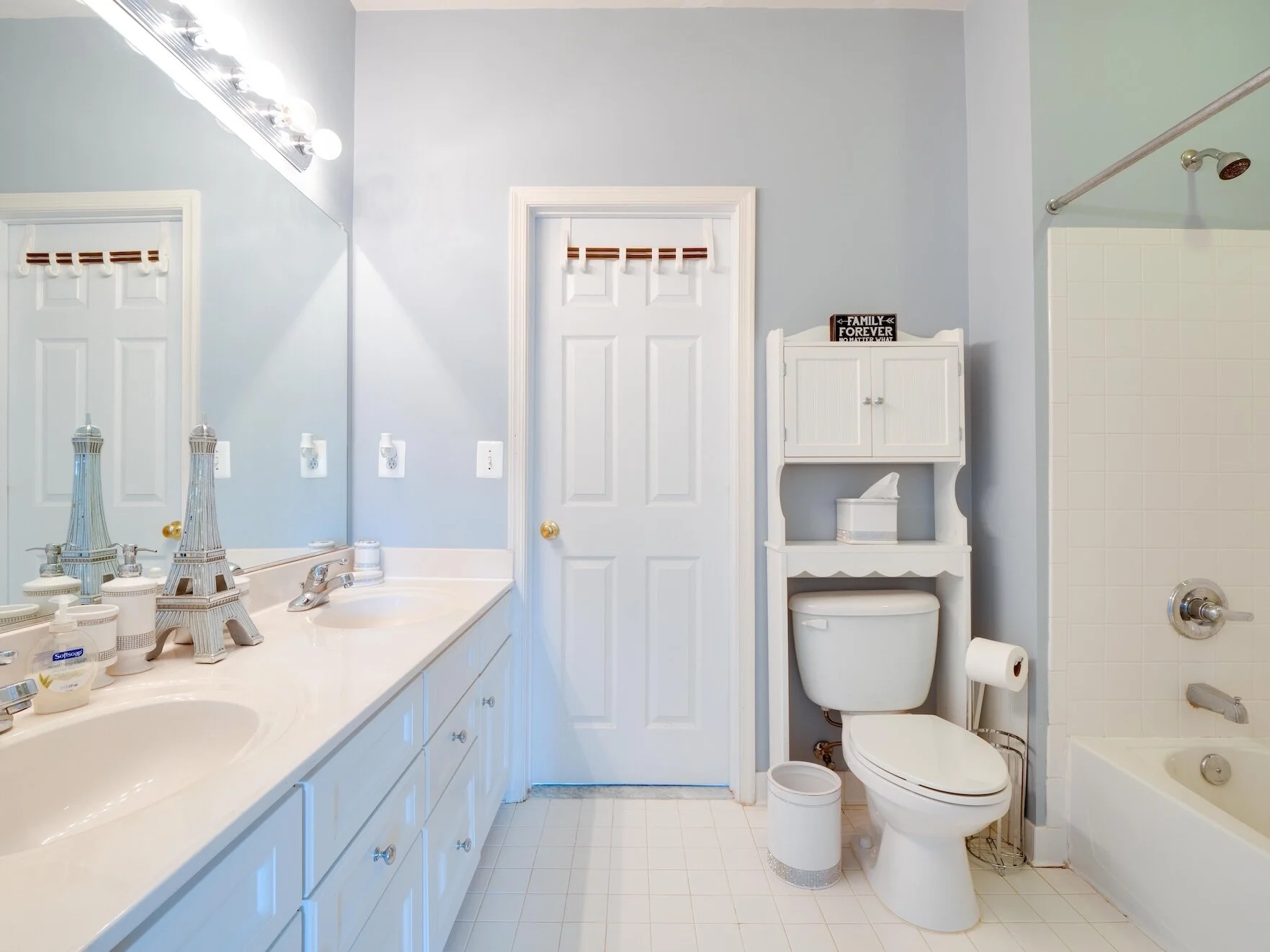24 - Jack & Jill Bath.jpg