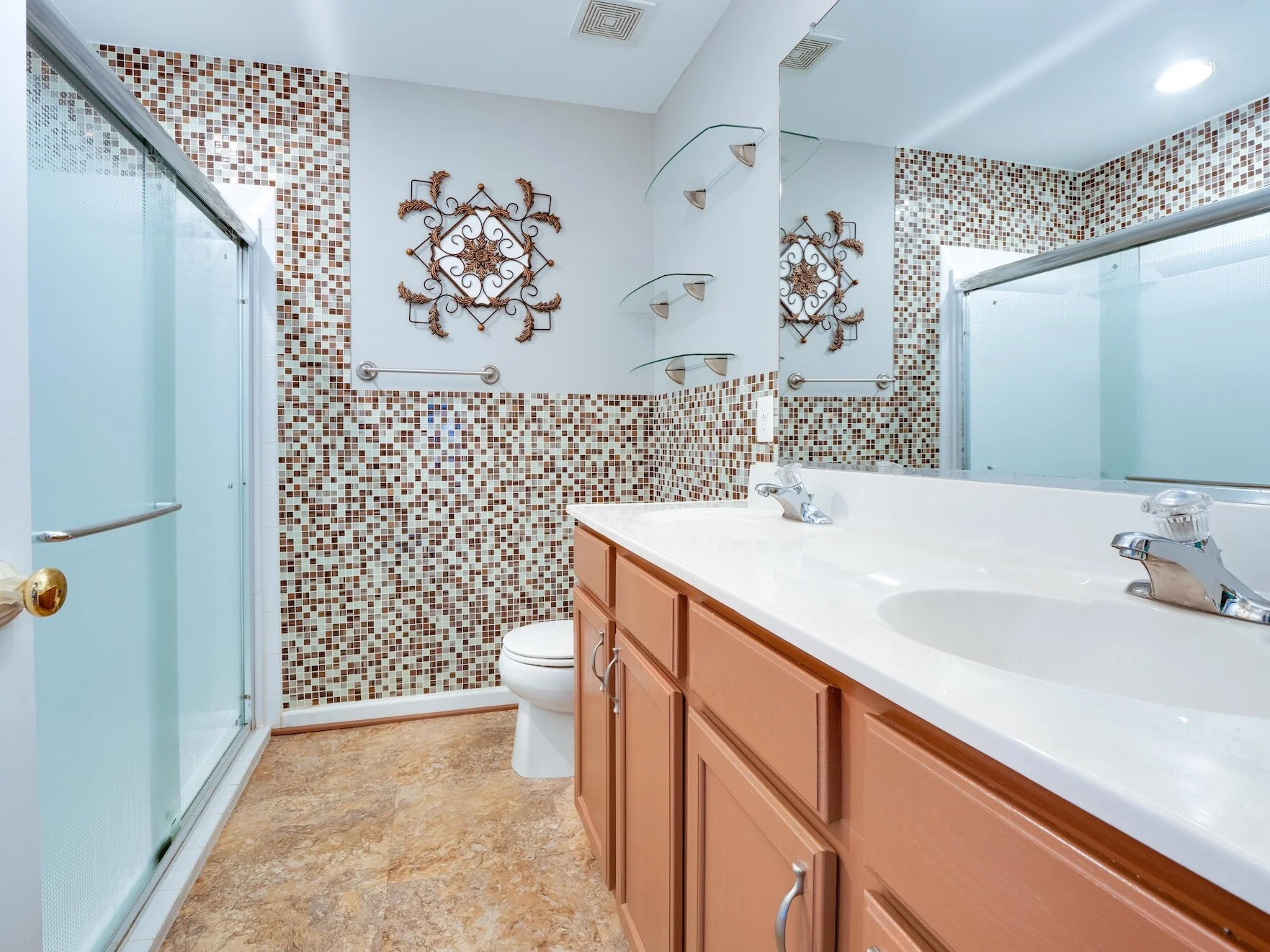 24 - Upper Hall Bath.jpg