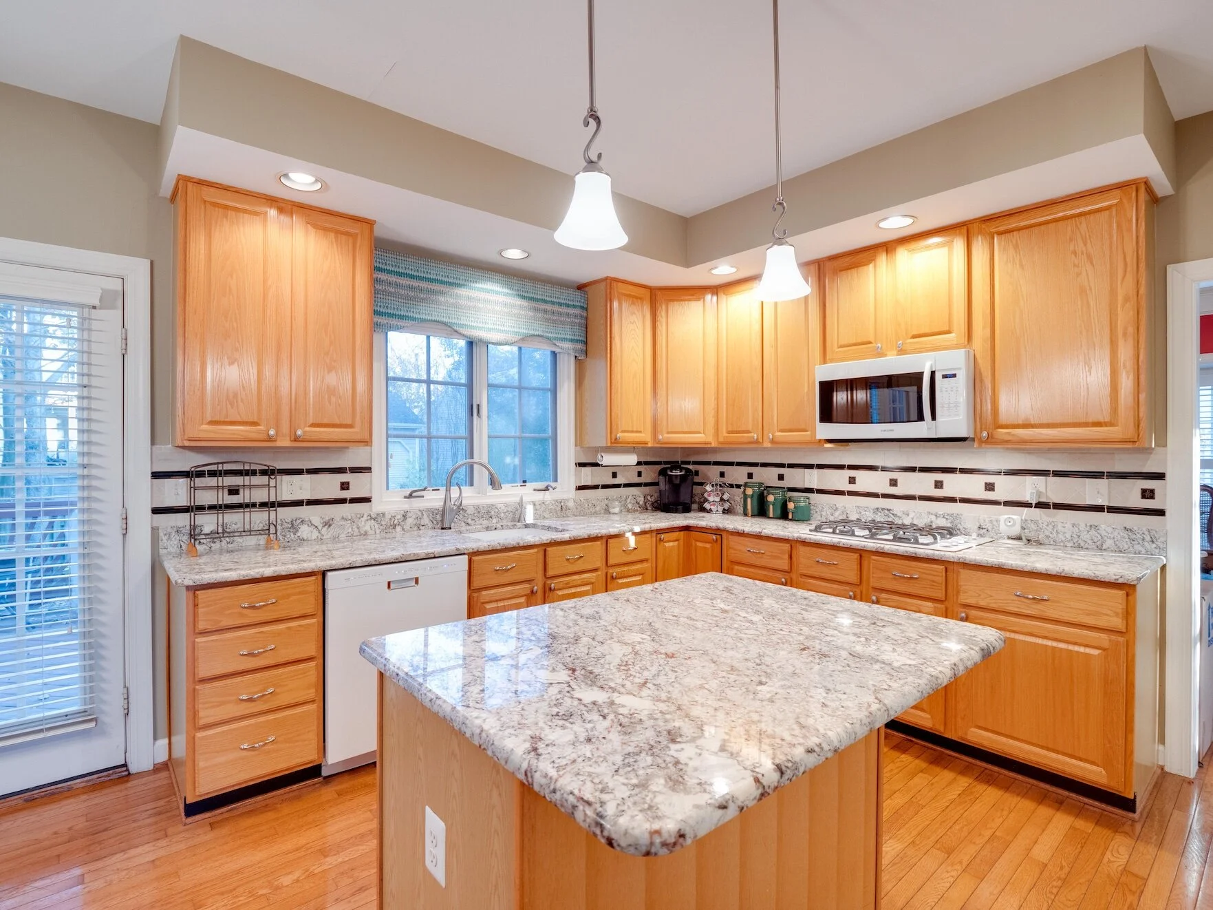 10 - Kitchen.jpg