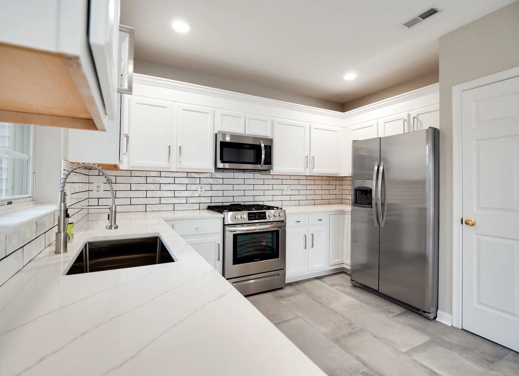 06 - Kitchen.jpg