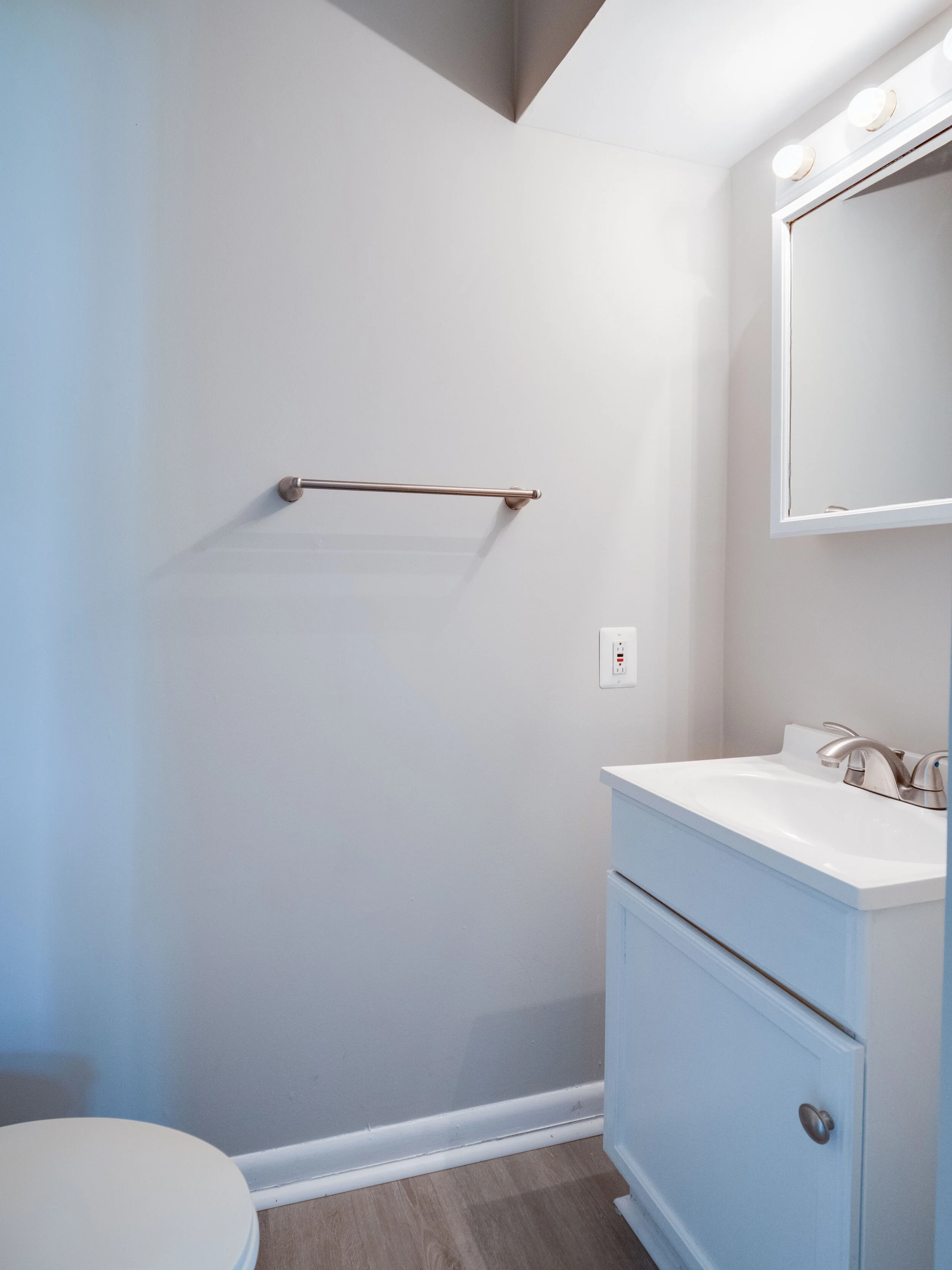 16 - Powder Room.jpg