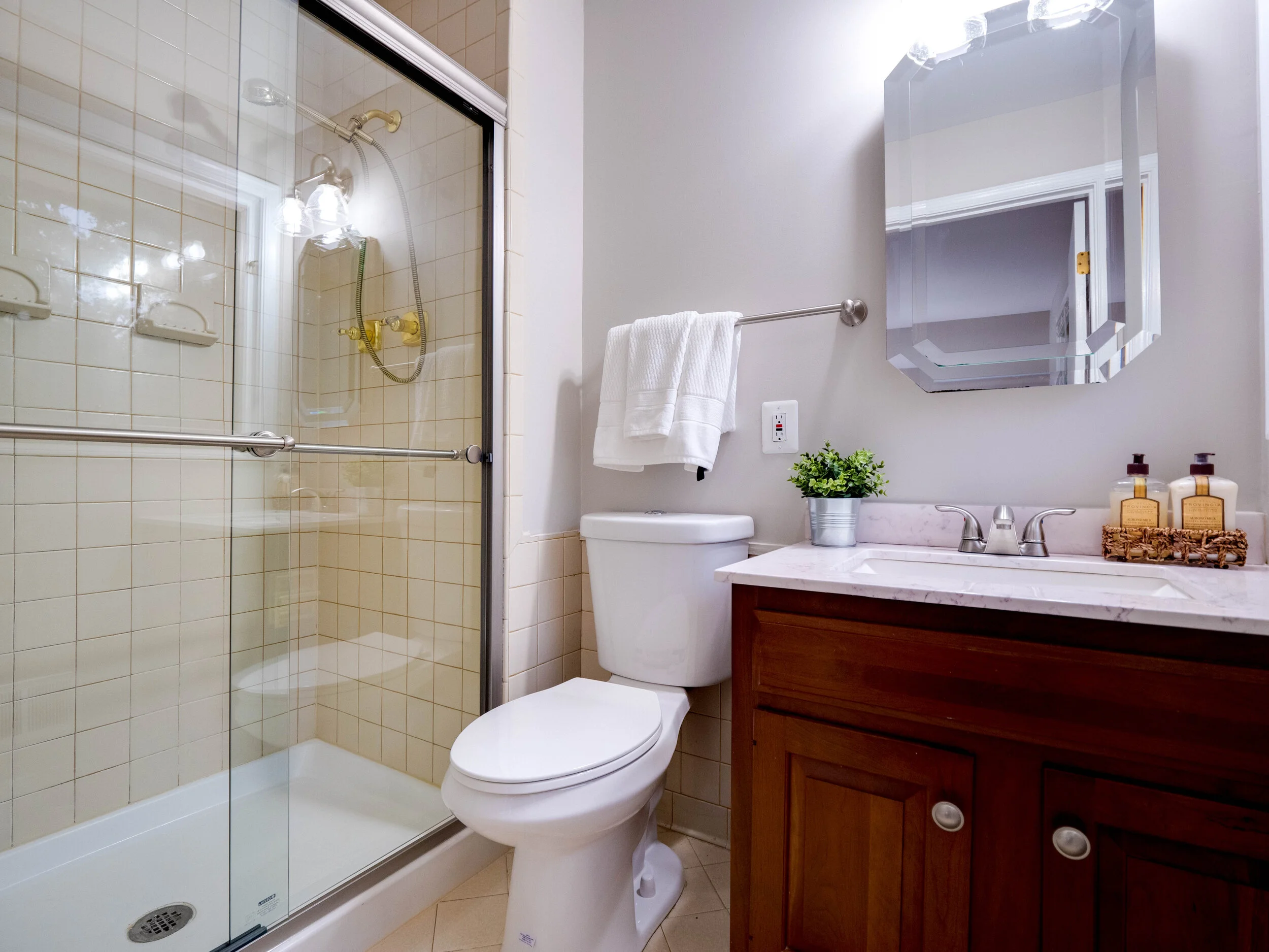 23 - Owner Bath.jpg