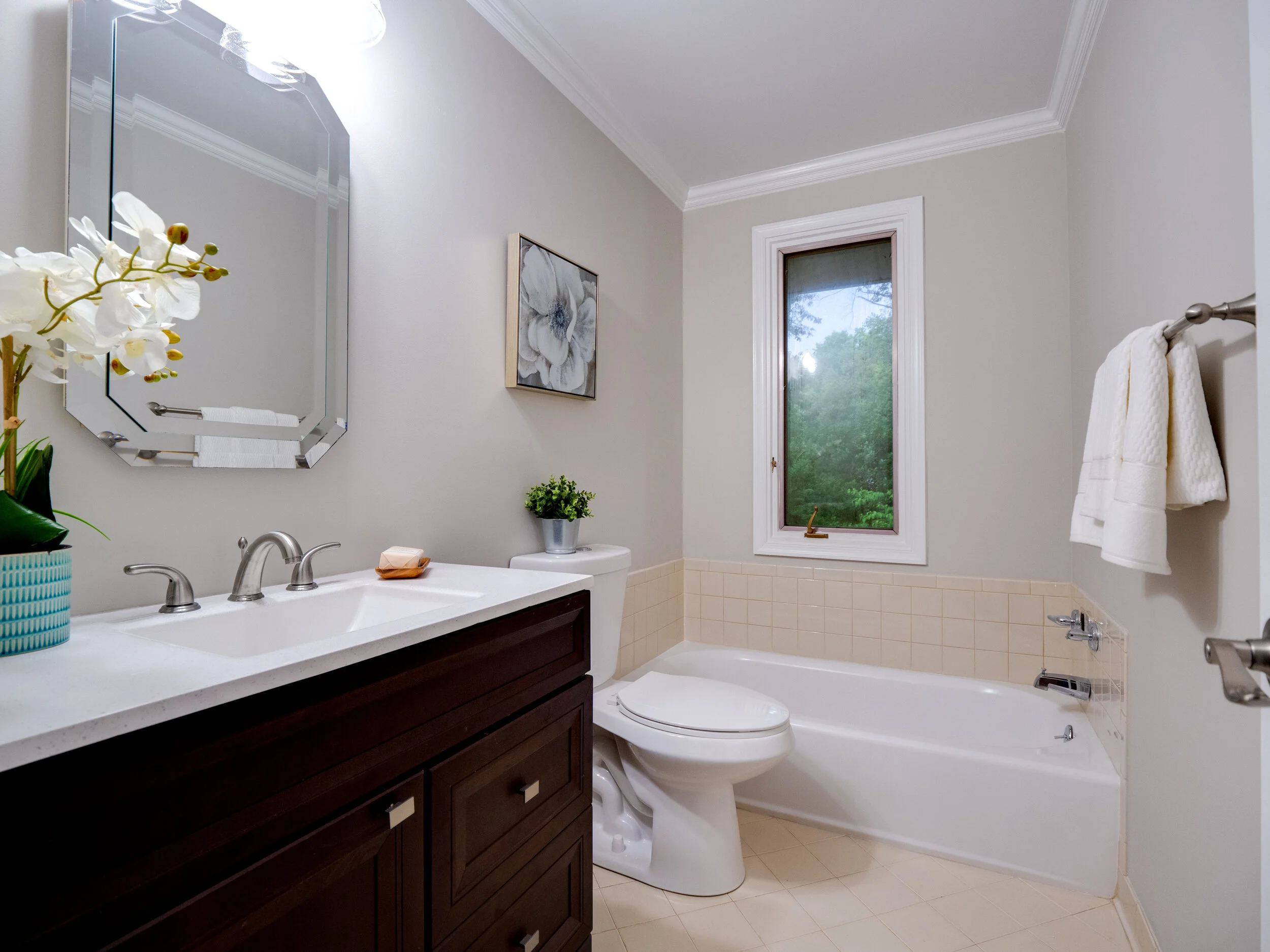 27 - Hall Bath.jpg