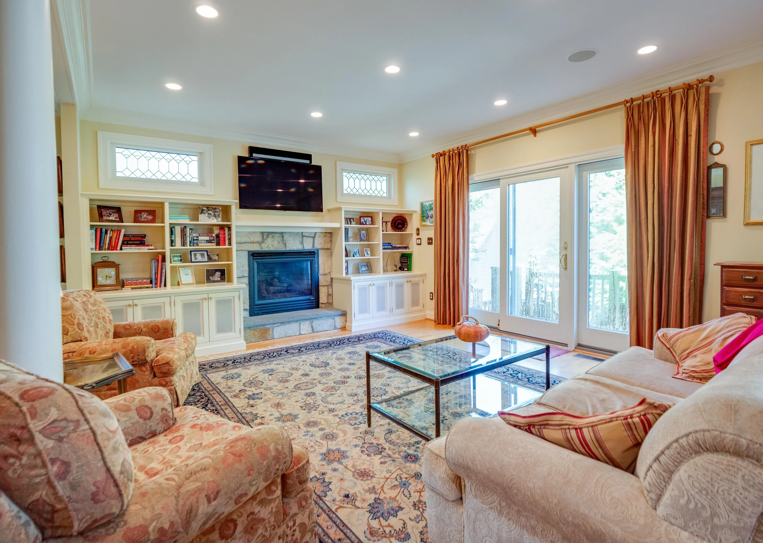 11 - Living Room.jpg