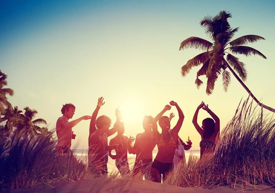 beach-party-family-476636804.jpg