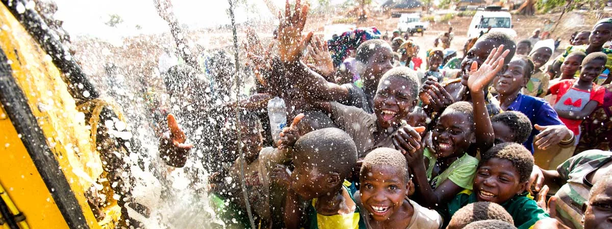 131030_charitywaterMalawi_EH_6261200x450.jpg