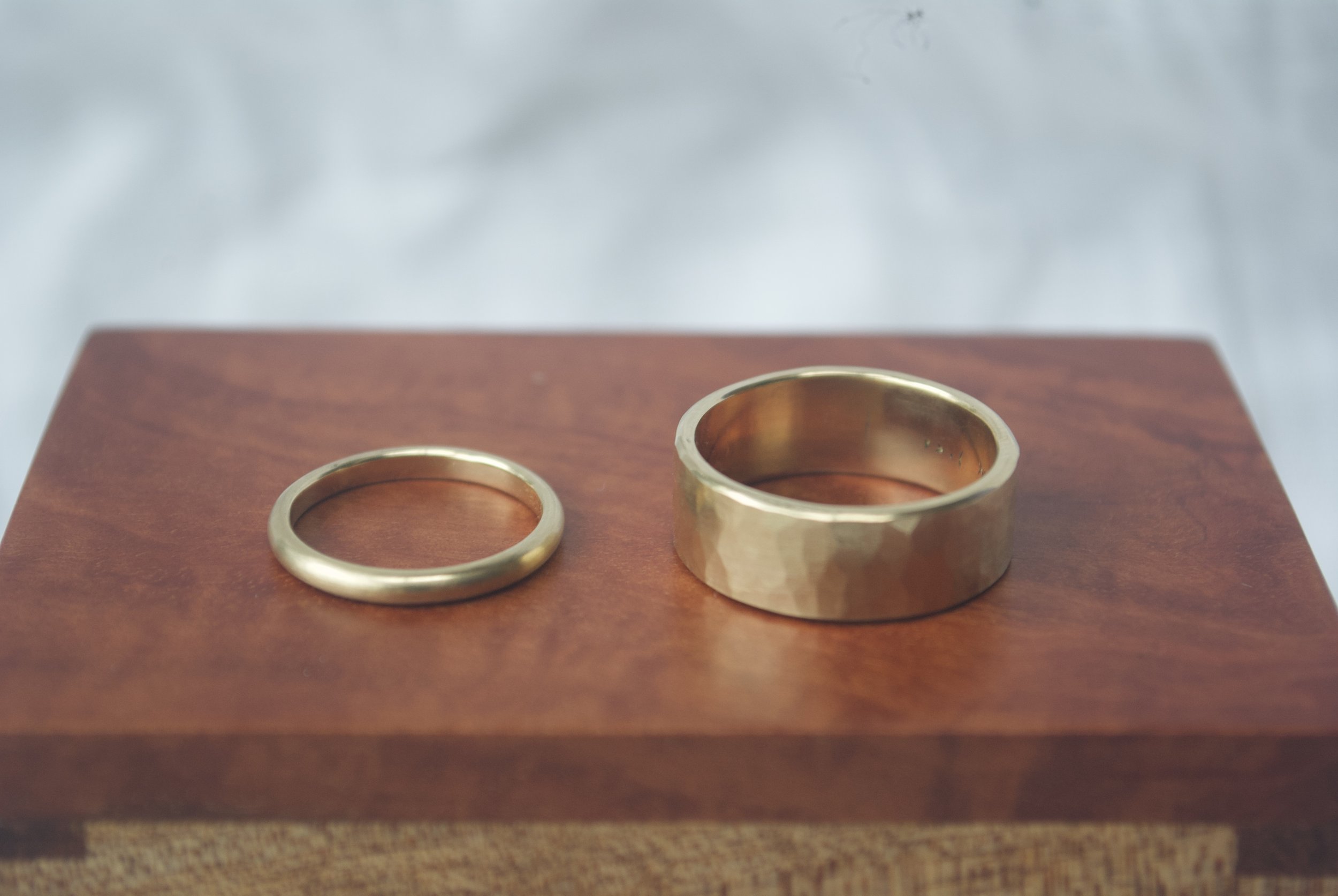 Jika jewellery wedding bands 18carat yellow gold his hers wedding rings hammered and satin finish .jpeg