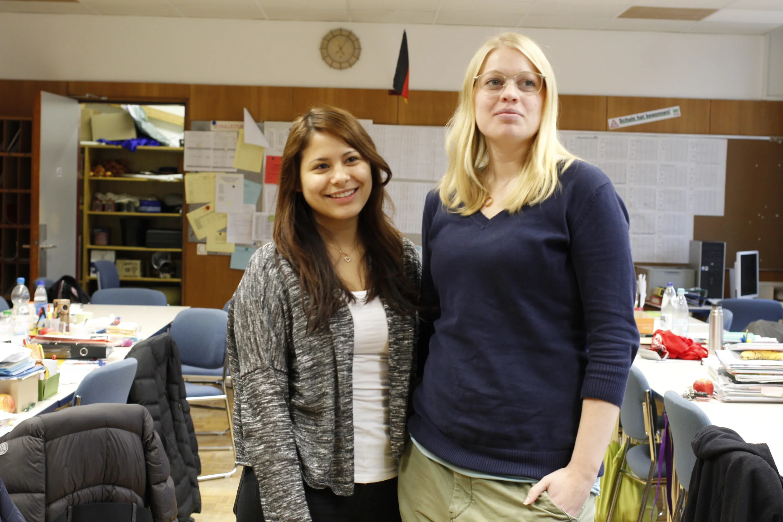Filippa (Tyska i Tyskland med praktik) och Daniela (elev från Kungstensgymnasiet) sprider svensk stämning på Werner-von-Siemens Realschule.