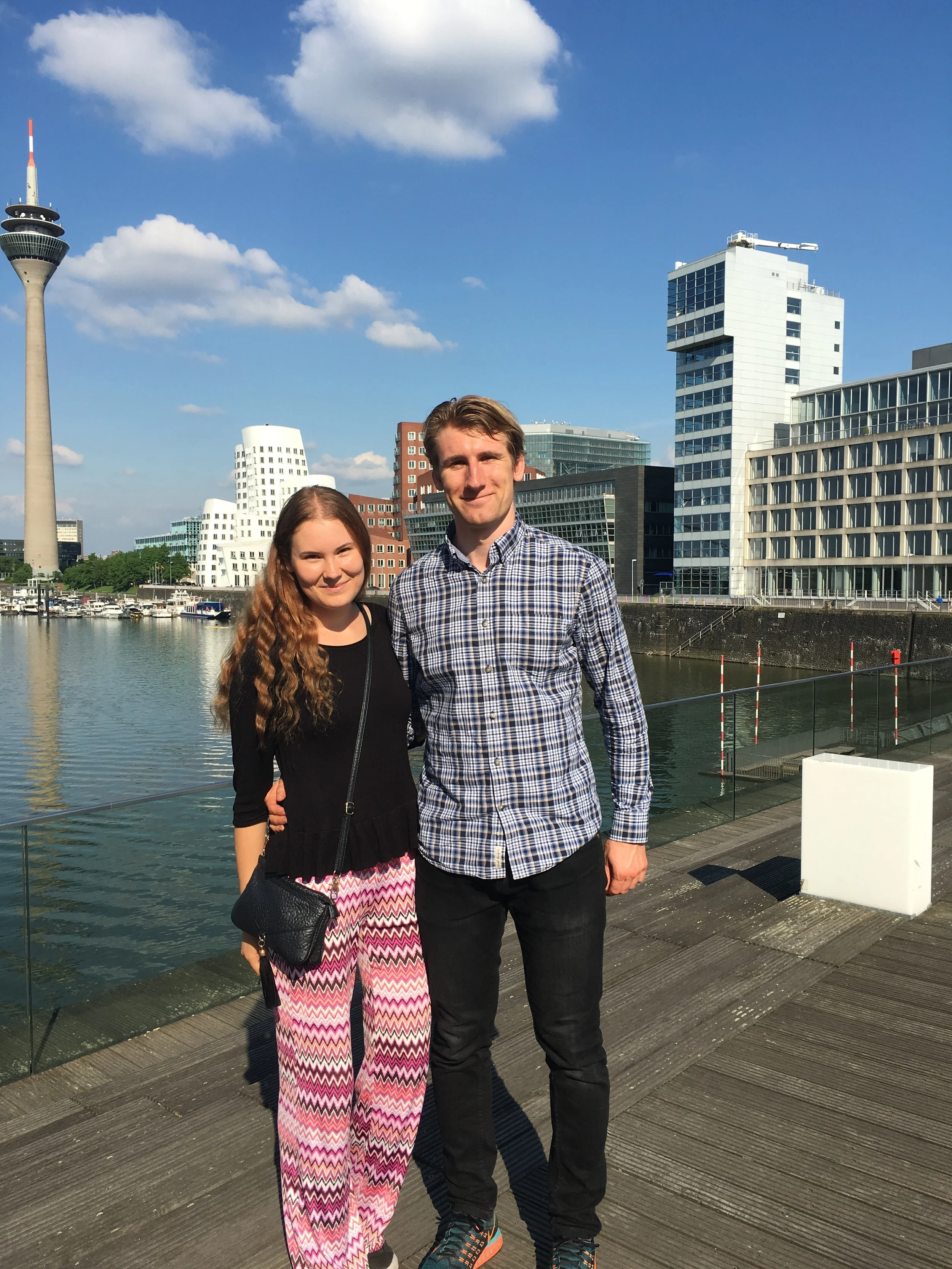 Pia tillsammans med en annan student i stadsdelen Medienhafen.