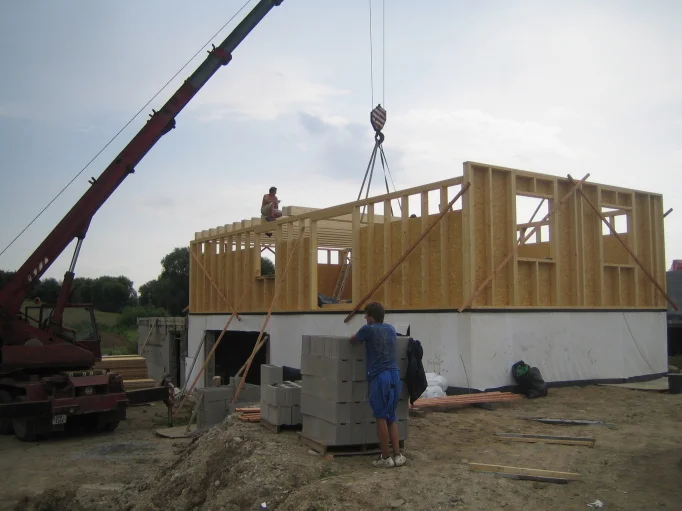Kleneč montáž dřevostavby.JPG