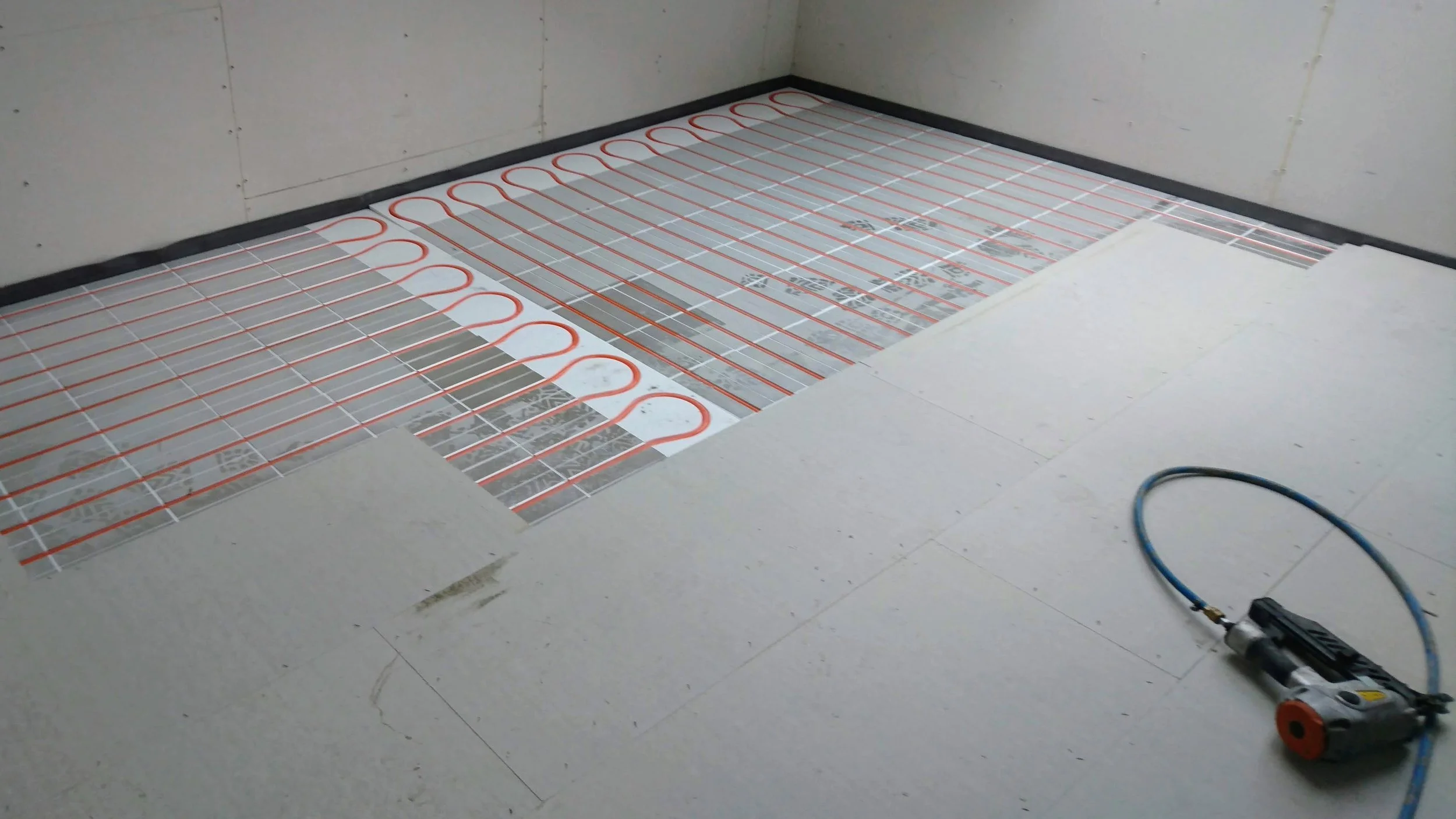  teplovodní podlahové vytápění suchou cestou - systém REHAU 