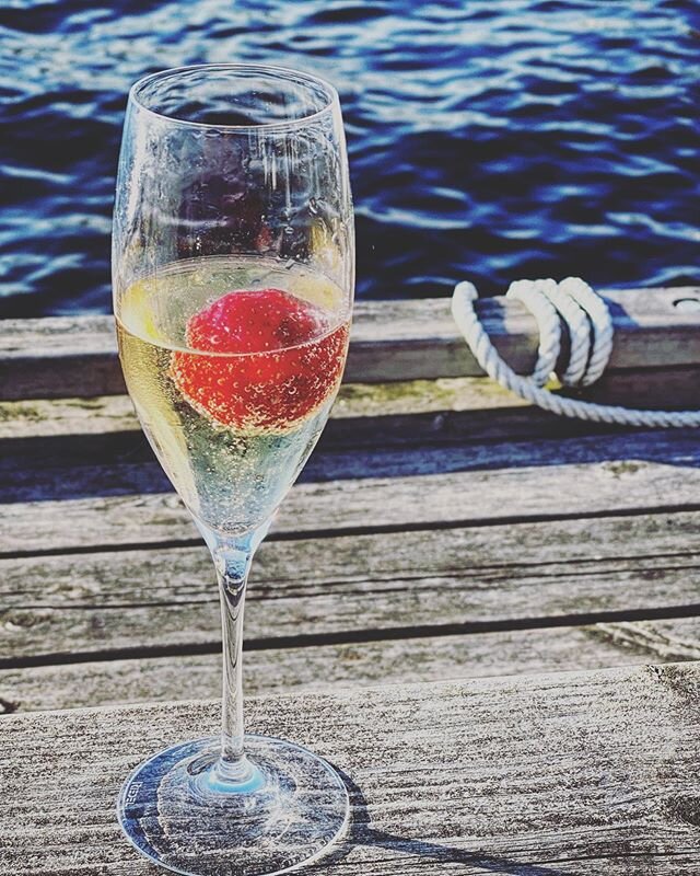 En kveld s&aring; varm, varm, varm....og s&aring; deilig, deilig, deilig. Bare meg og min kj&aelig;reste og bobler... 🌊🥂🌊 Ah, just me and my love tonight...what could be better... #fredag #fredagskos #fredagsmys #friday #fridaymood #sommer #sommer