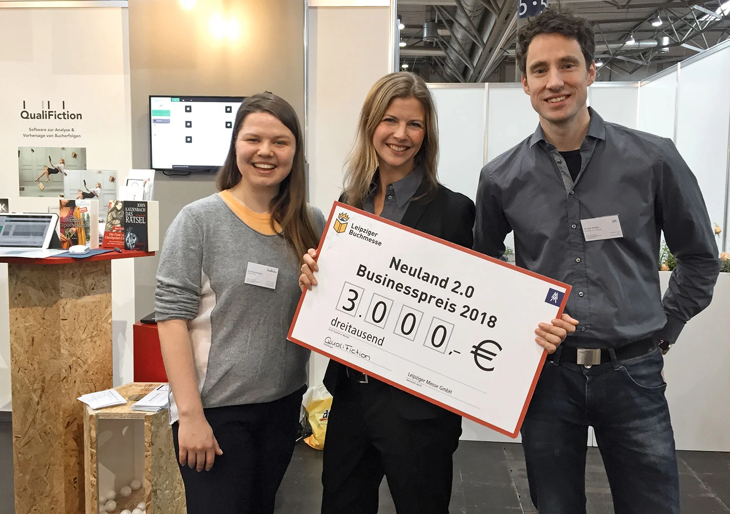 QualiFiction wurde auf der Leipziger Buchmesse 2018 mit dem Businesspreis Neuland 2.0 ausgezeichnet. Wir lernten das Team kurz zuvor kennen und waren ebenfalls von der Software „LiSA“ begeistert. Vlnr: Anna Ira Hurnaus (Backend Development), Gesa Schöning (Geschäftsführerin), Dr. Ralf Winkler (Geschäftsführer). Foto Quelle: Börsenverein.