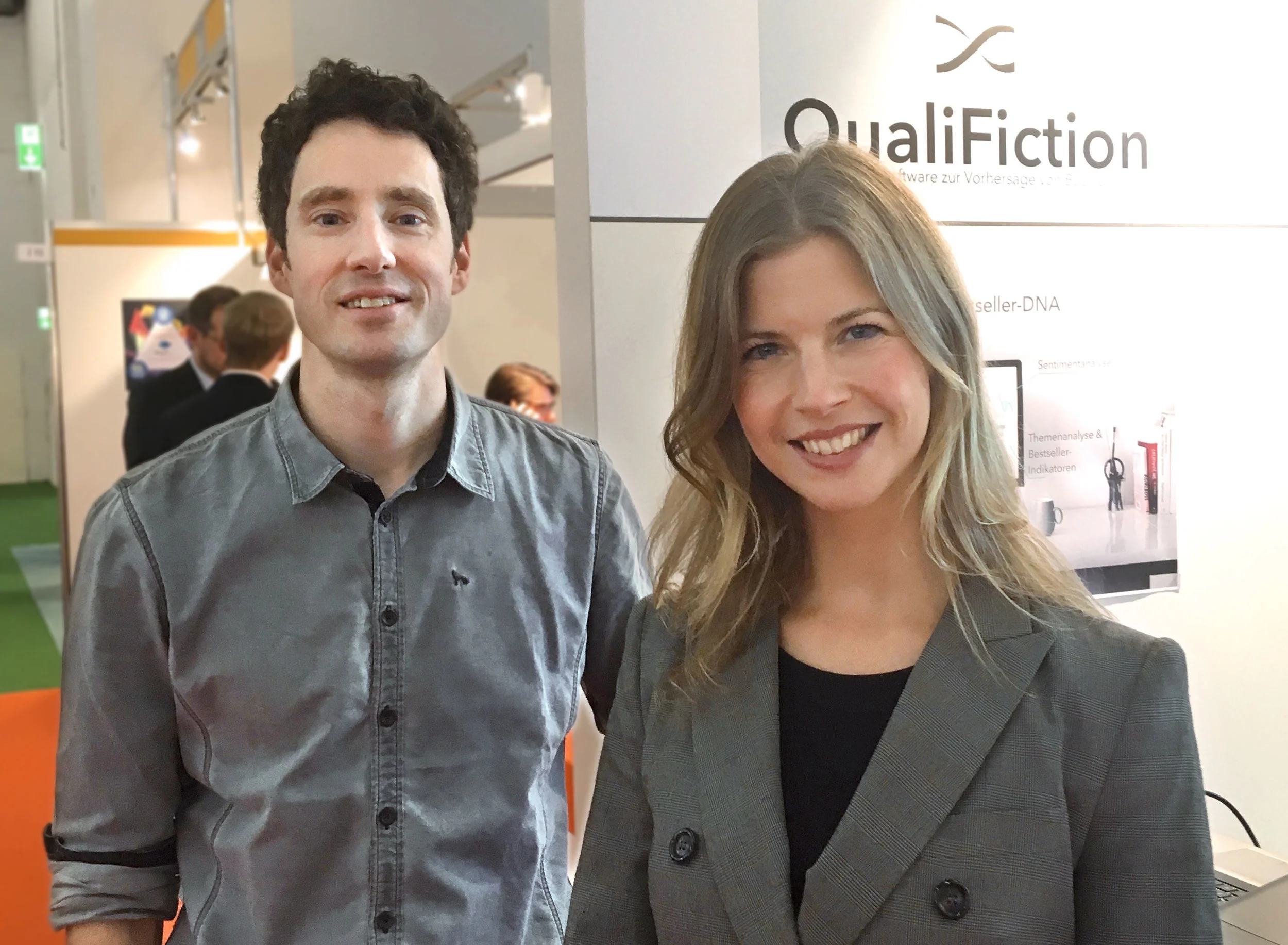 Ralf Winkler und Gesa Schöning präsentieren ihr Start-up QualiFiction auf der Buchmesse.