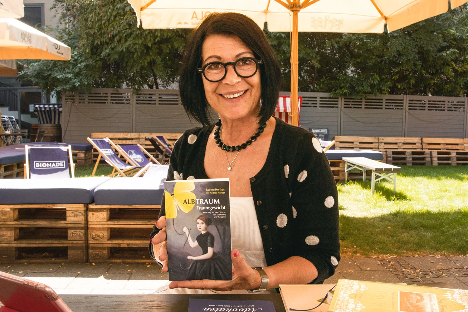 Andrea Richter wünscht Sabine Henkes viel Erfolg mit ihrer Biografie „Albtraum Traumgewicht“.