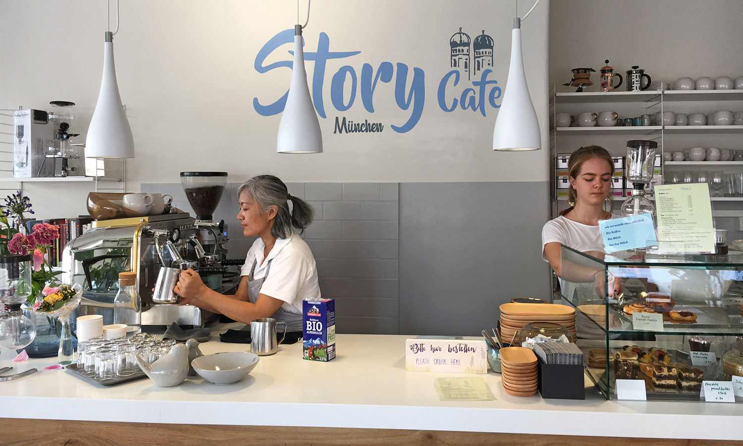  Im Story Cafe München gibt es Bio-Kaffee, -Tee und -Milch. 