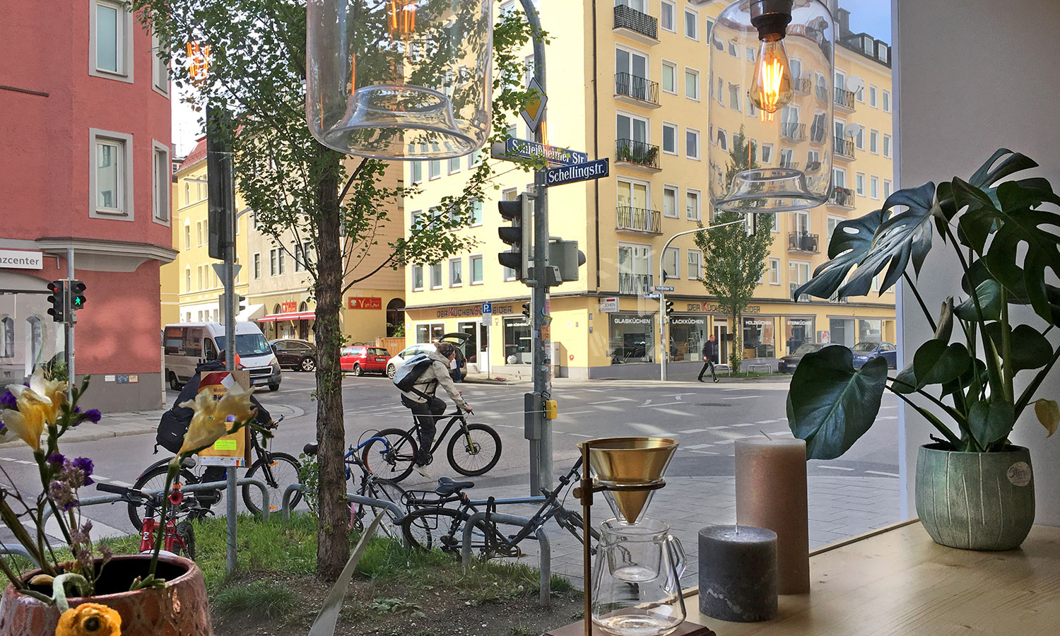  Das Story Cafe München liegt an der Ecke Schleißheimer Straße/Schellingstraße. 
