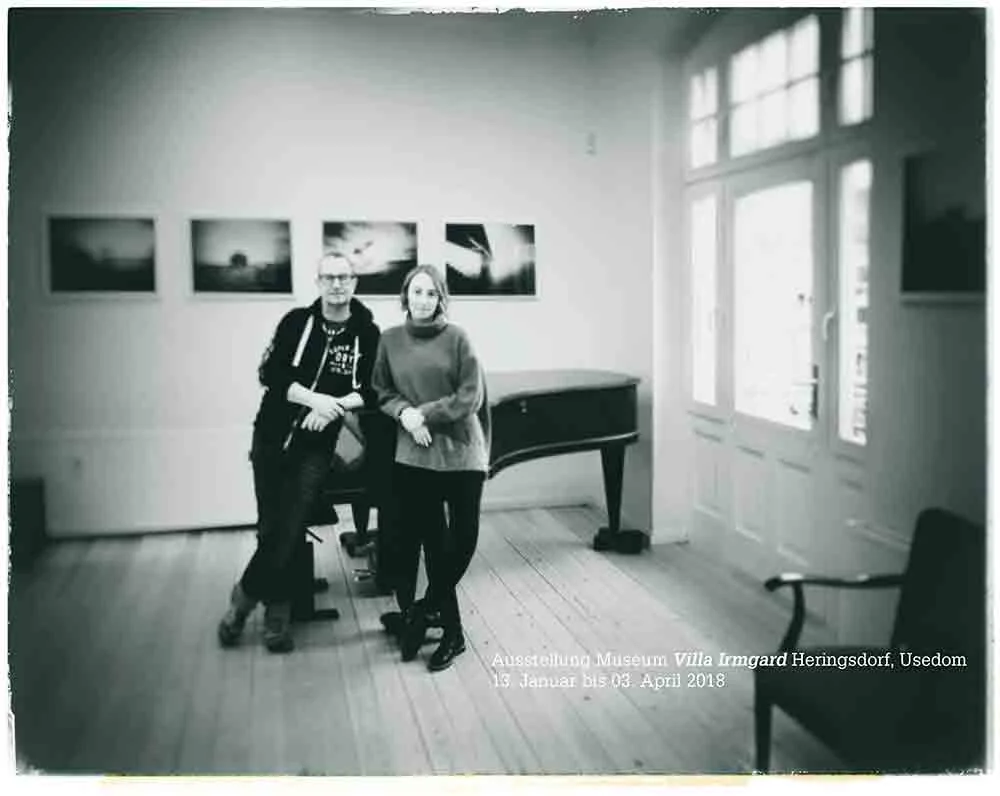 Der Fotograf Joachim Lindner mit seiner Tochter Lisa Lindner bei der Ausstellung im Museum Villa Irmgard Heringsdorf, Usedom, 2018.