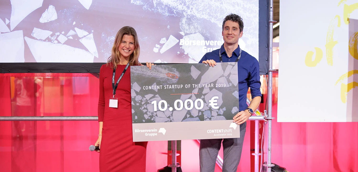 QualiFiction wurde von der Jury des CONTENTshift-Accelerators, dem Förderprogramm der Börsenvereinsgruppe, zum „Content-Start-up des Jahres“ gekürt. Die Gründer Gesa Schöning und Dr. Ralf Winkler nehmen den Preis auf der Frankfurter Buchmesse 2019 e…