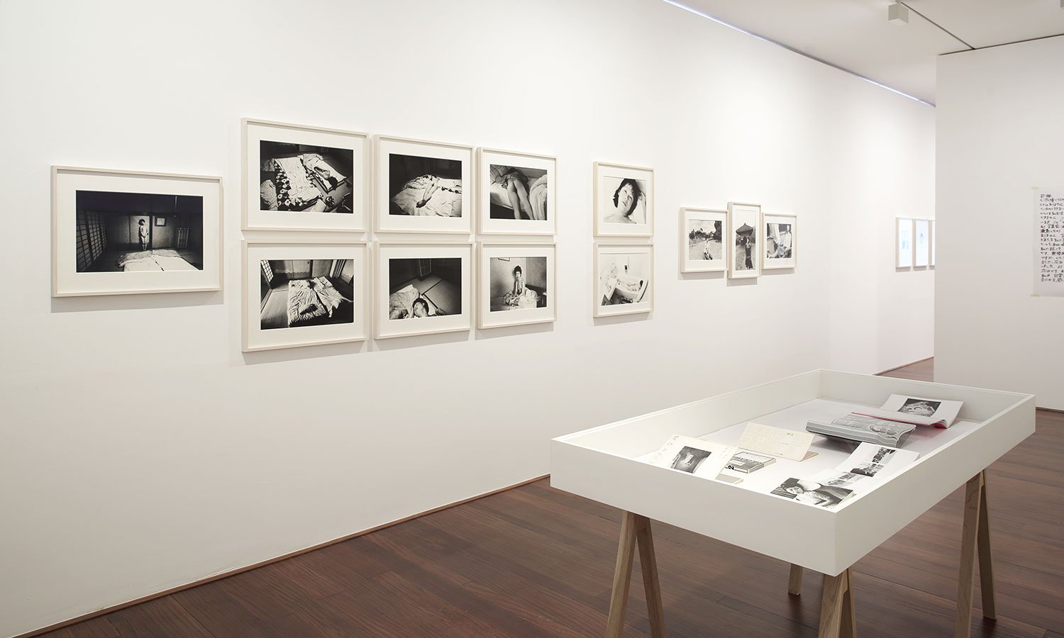  I-Photo. Japanische Fotografie 1960 – 1970 (hier mit Bildern von Nobuyoshi Araki);  Foto: Rainer Iglar/Museum der Moderne Salzburg  