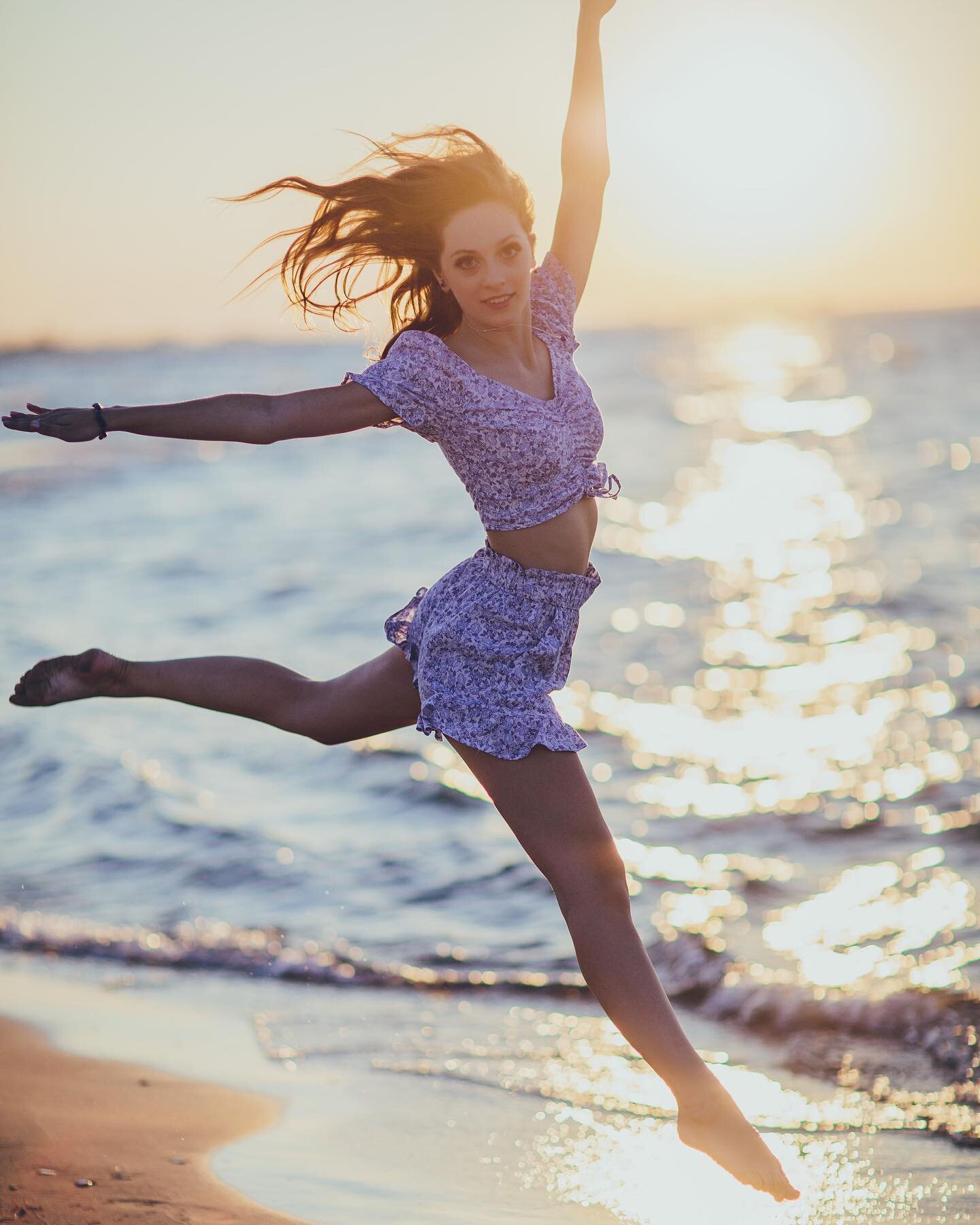 That less then 1 month of Senior Year feelin&rsquo; 💃🏼🙌🏻
🖤📸⚪️🖤📸
Featured Brand Ambassador @avery.obrienn 
#219seniors #patandcassie #ambassador #seniorpics #classof22 #almostthere #senioritis #dancer #beachday