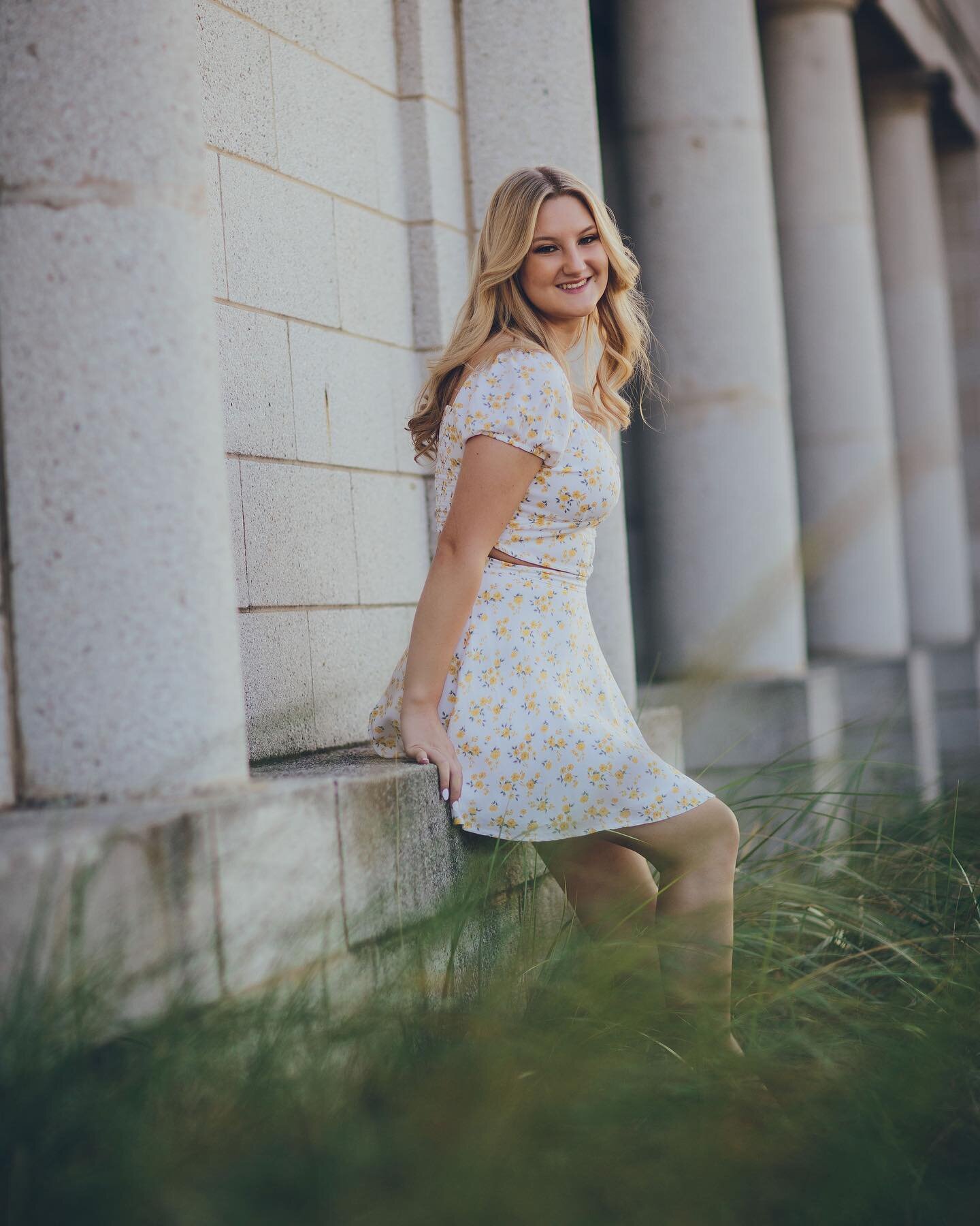 @maddiegraves25 &amp; those sunset beach vibes☀️
🖤🤍📸⚪️
#219seniors #patandcassie  #seniorpics #beachvibes #sunsetphotography