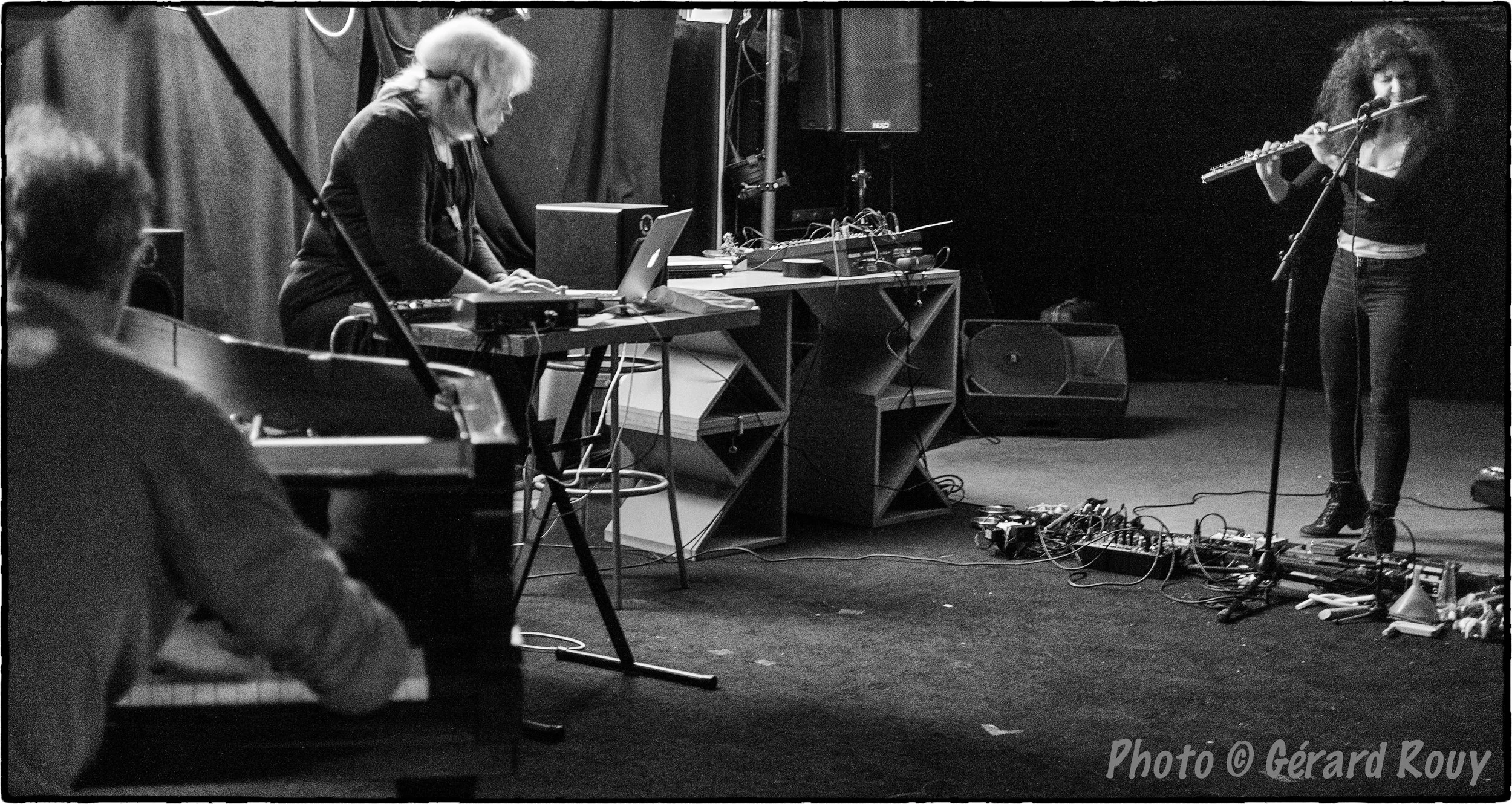Marjorie Van Halteren & Muzzix April 22, 19h00 La Malterie, 250 bis Boulvevard Victor Hugo, Lille Marjorie Van Halteren est une artiste radiophonique américaine résidente en France depuis longtemps. Elle pratique une exploration de la poésie des mots et les sons concrets, mijotés dans une collaboration avec des musiciens/ improvisateurs confirmés. Partie 1 - 30 minutes And Then and Then and Then (1969 before/after) De Marjorie Van Halteren et Claude Colpaert . Avec Marjorie Van Halteren (voix, field recordings, électronique, objets, texte), Claude Colpaert (voix, instrument amplifié) et Gordon Pym (électronique, radios, objets). Part 2 - 30 minutes Olivier’s Birds De Marjorie Van Halteren et Rosa Parlato. Avec Marjorie Van Halteren (voix, field recordings, électronique, objets, texte), Rosa Parlato (flûtes, voix, électronique, objets) et Falter Bramnk (piano preparé, field recordings).