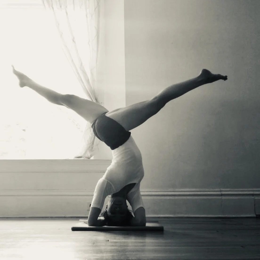 Parivrttaikapada Sirsasana