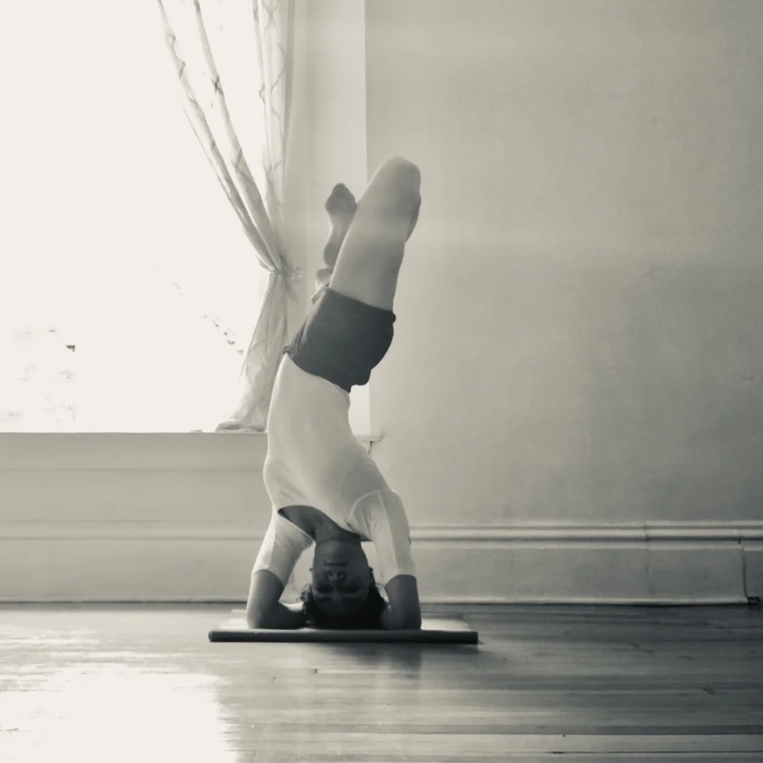 Parsva Urdhva Padmasana in Sirsasana