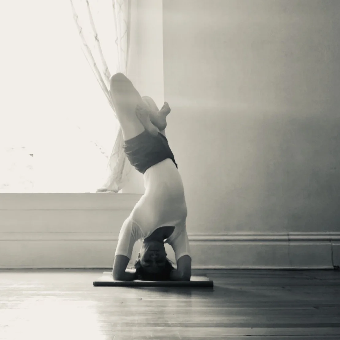 Parsva Urdhva Padmasana in Sirsasana