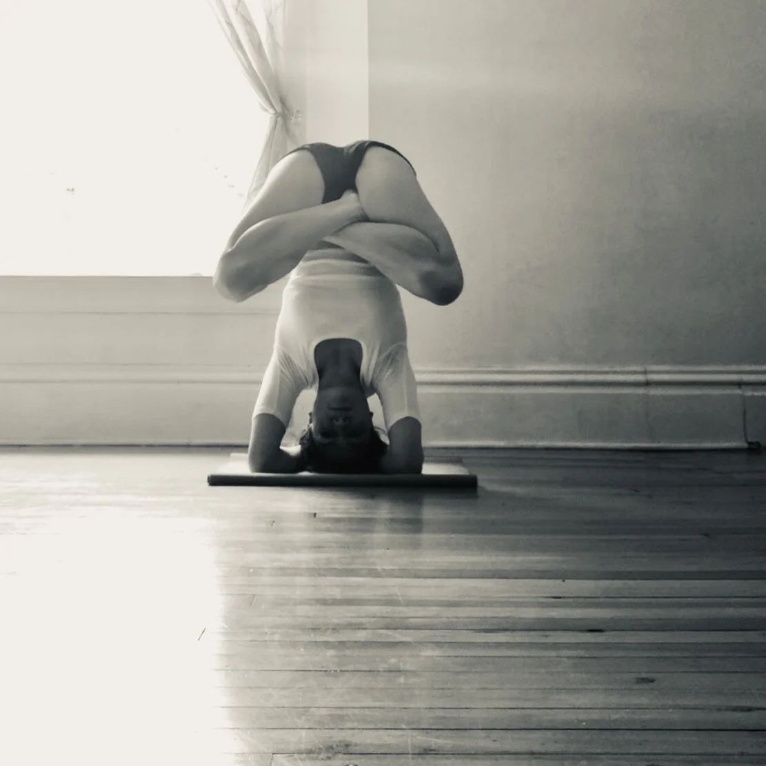 Pindasana in Sirsasana