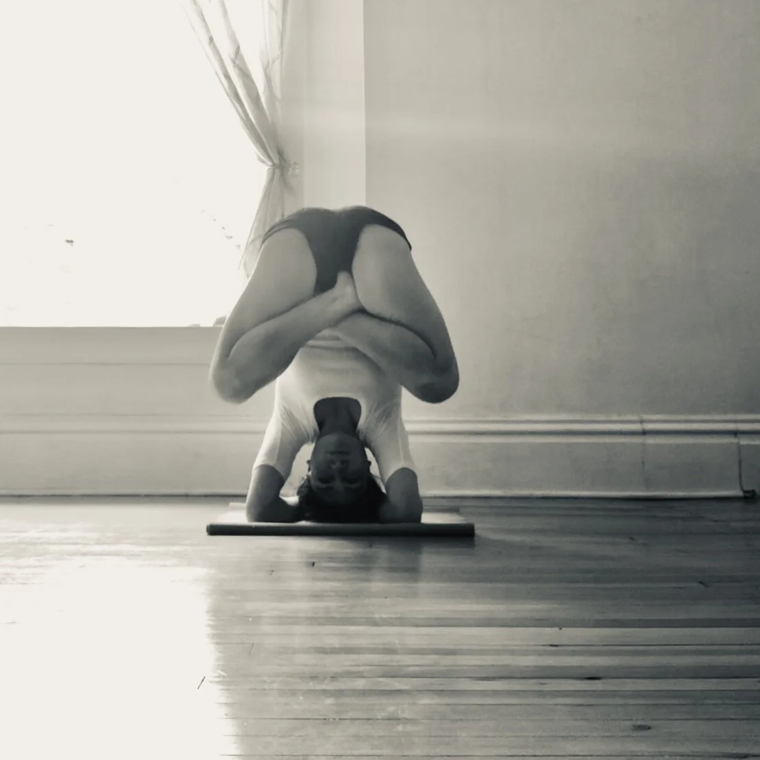 Pindasana in Sirsasana