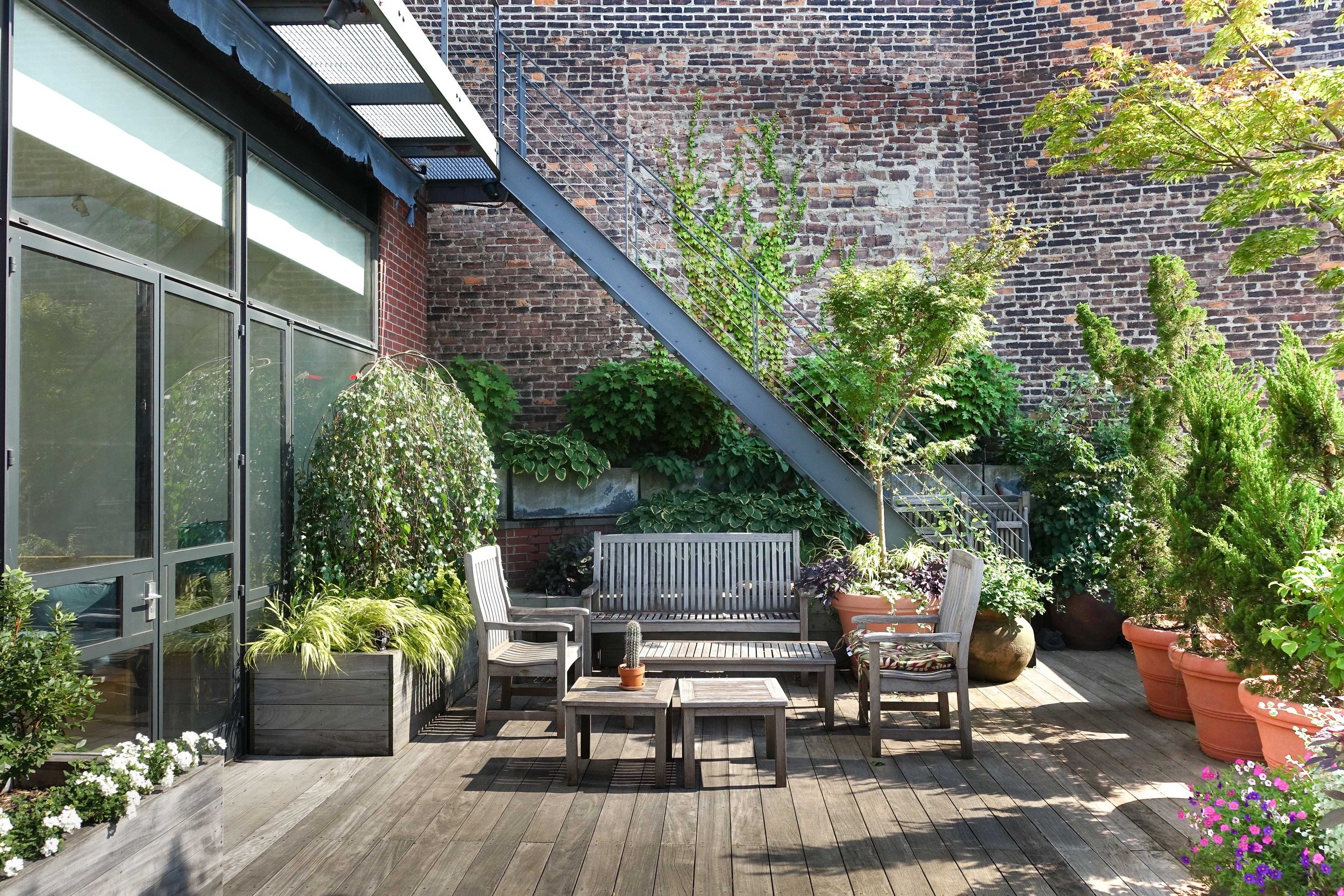 Outdoor terrace and garden for commercial rentals