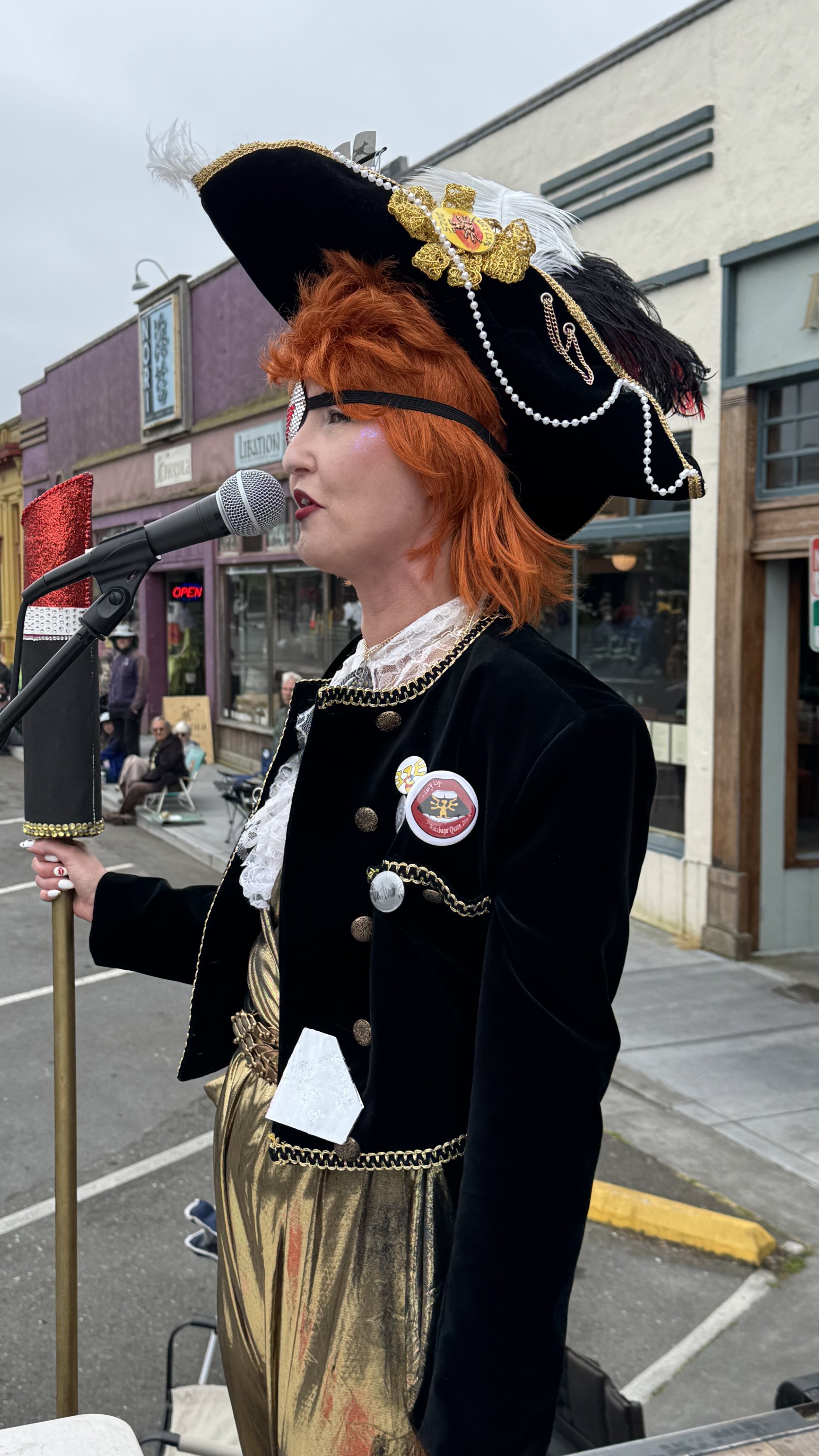Former KRFH DJ and soon-to-be-crowned Rutabaga Queen Lucy Lips speaks before the race (Cliff Berkowitz)