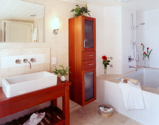 Mirror, cabinet, bath tub & sink